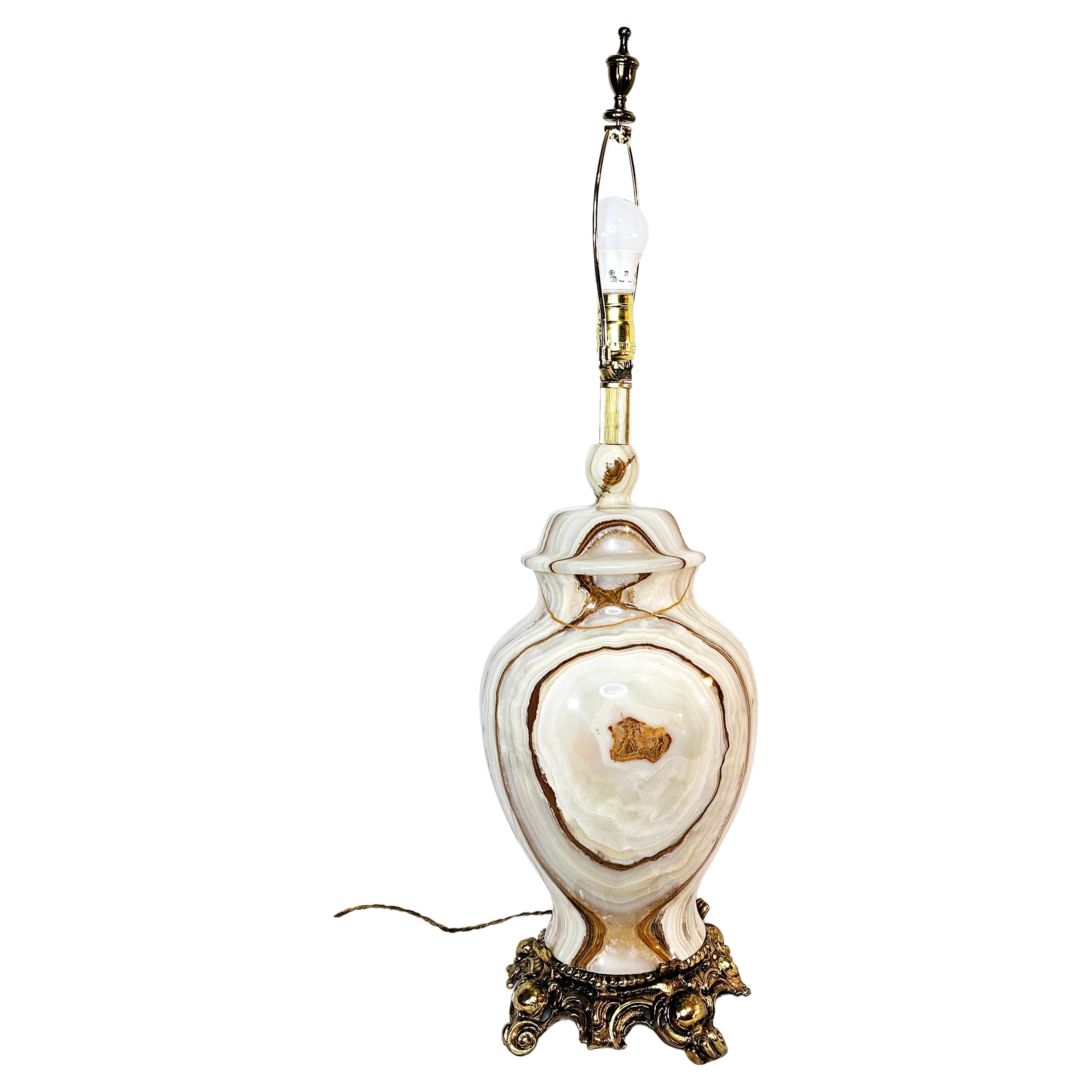Hollywood Regency-Tischlampe aus weißem Onyx und Messing, Vintage  im Angebot