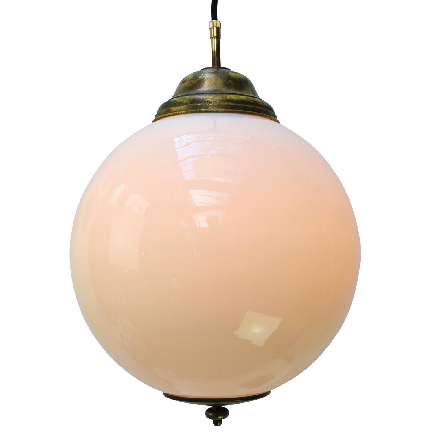 Globo in vetro opalino
2 metri di cotone nero flessibile
Parte superiore e inferiore in ottone

Peso: 2,20 kg / 4,9 lb

Prezzo per singolo articolo. Tutte le lampade sono state rese idonee dagli standard internazionali per le lampadine a