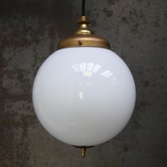 Luci a sospensione in ottone doppie con vetro opalino bianco vintage
