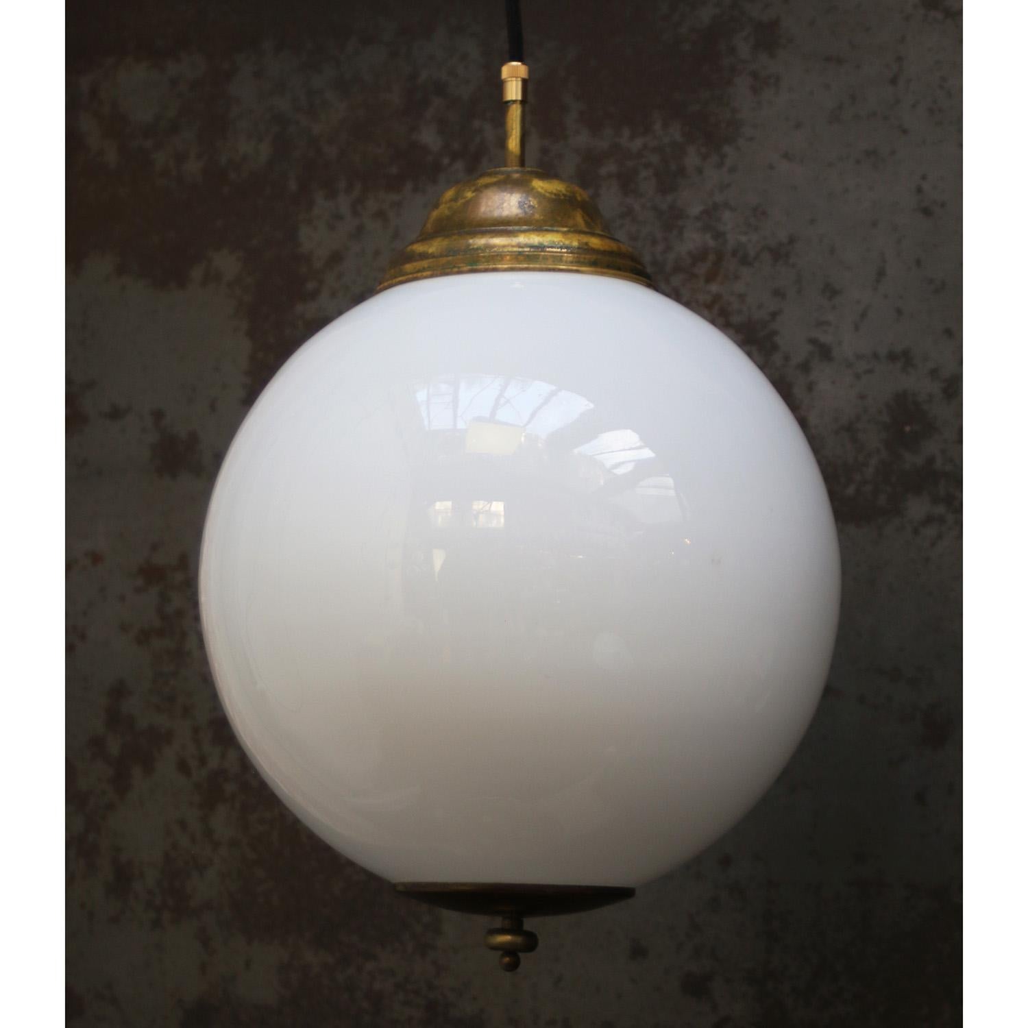 Mid-Century moderno Luci a sospensione in ottone doppie con vetro opalino bianco vintage in vendita