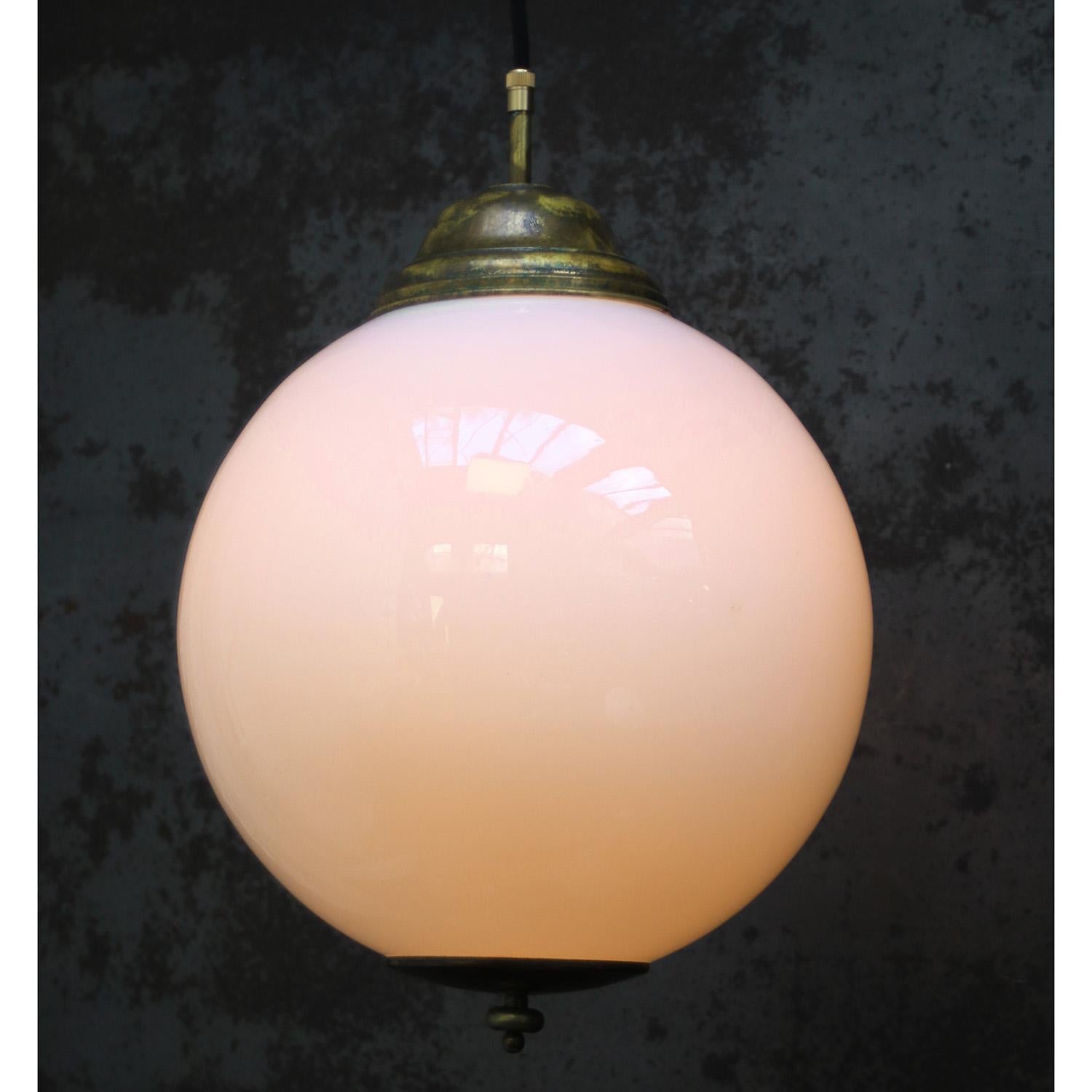 Olandese Luci a sospensione in ottone doppie con vetro opalino bianco vintage in vendita