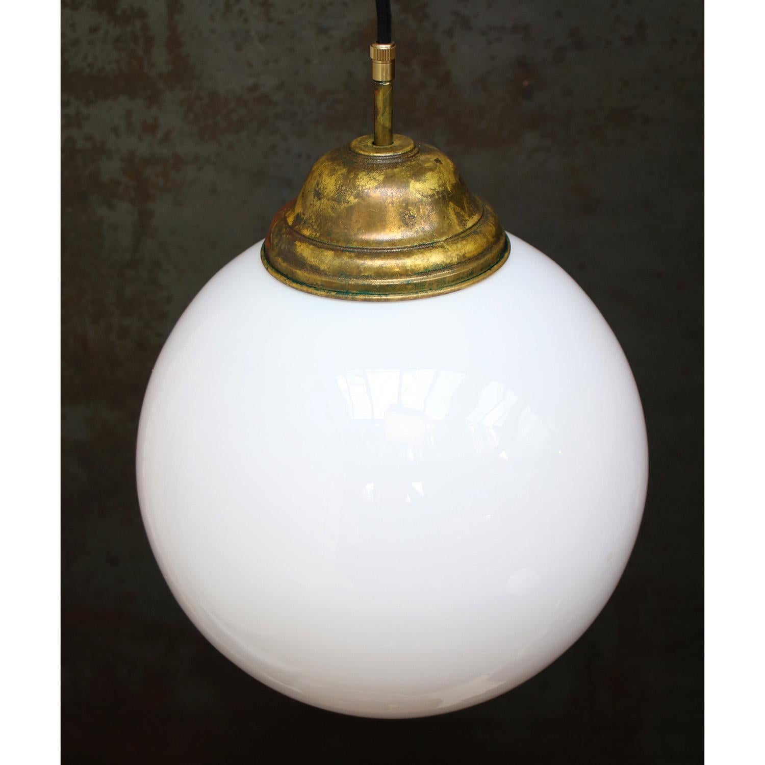 Luci a sospensione in ottone doppie con vetro opalino bianco vintage In condizioni buone in vendita a Amsterdam, NL