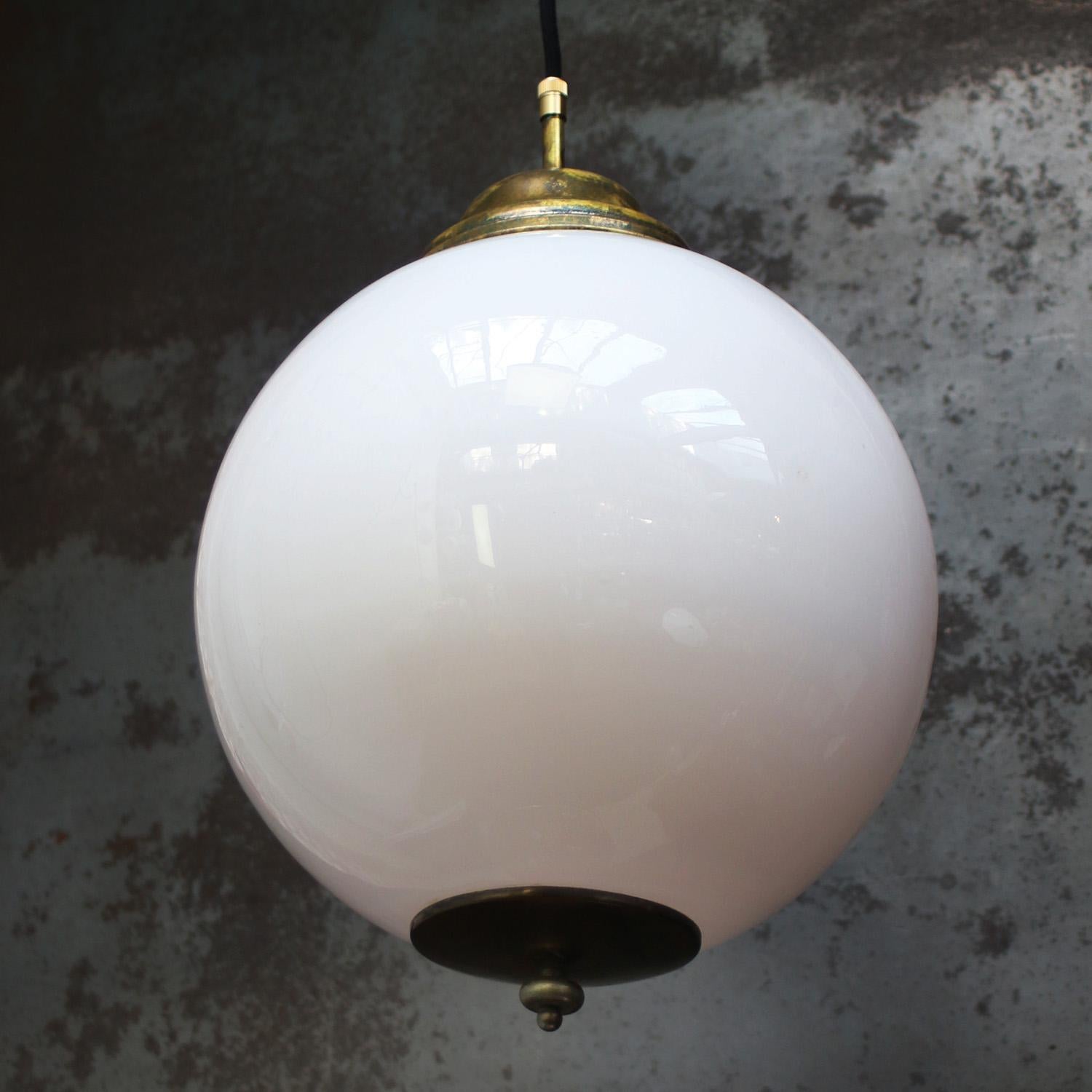 XX secolo Luci a sospensione in ottone doppie con vetro opalino bianco vintage in vendita