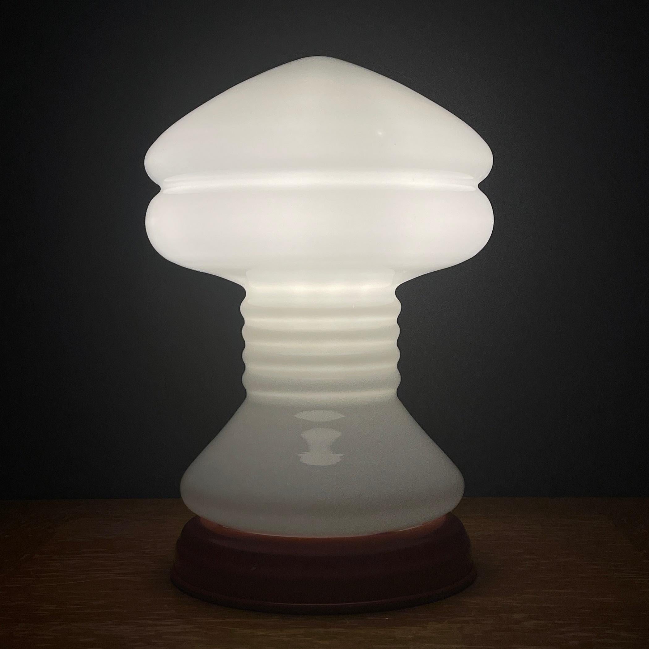 Vintage white opaline glass table lamp Italy 1970s In Good Condition For Sale In Miklavž Pri Taboru, SI