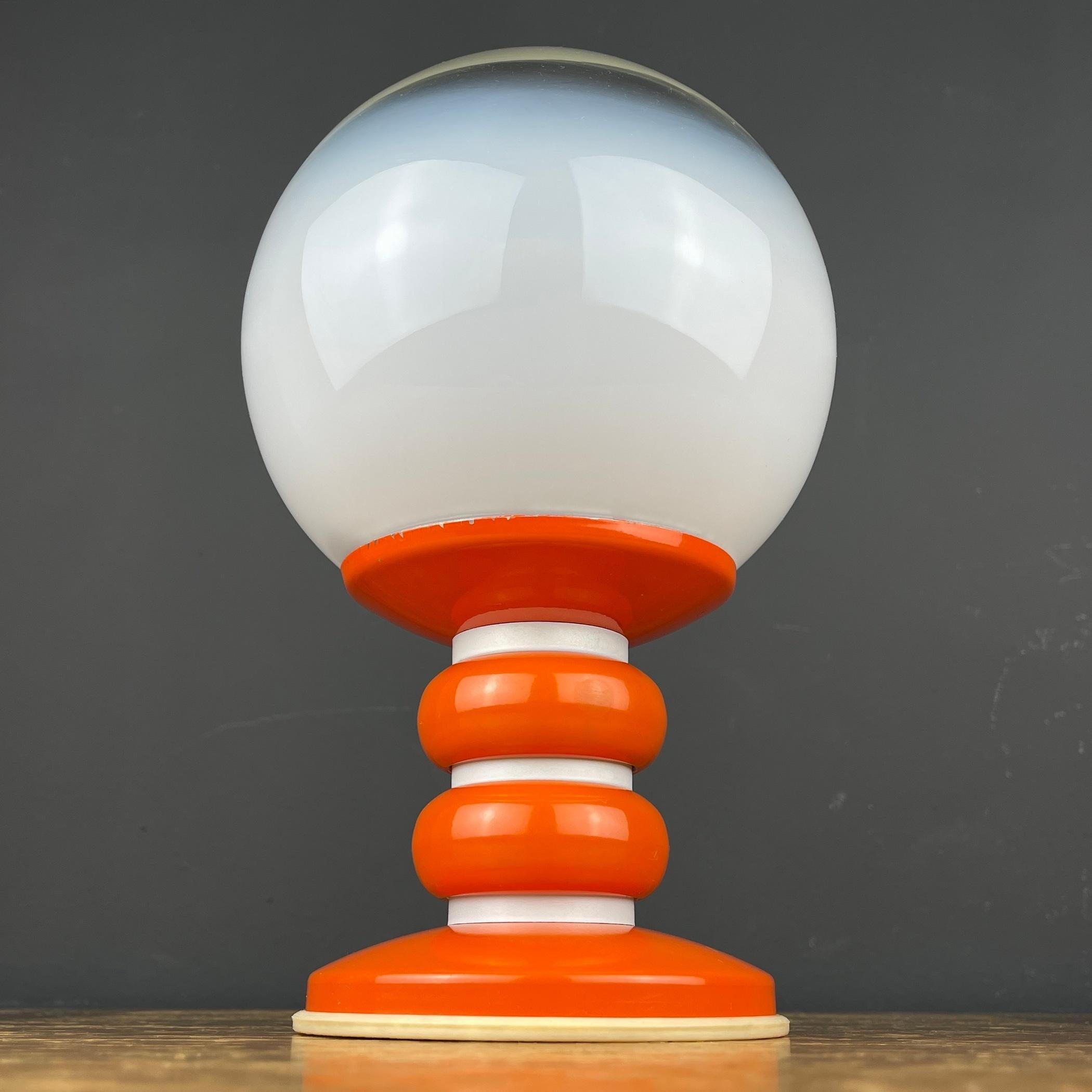 Vintage white opaline glass table lamp Italy 1970s In Good Condition For Sale In Miklavž Pri Taboru, SI