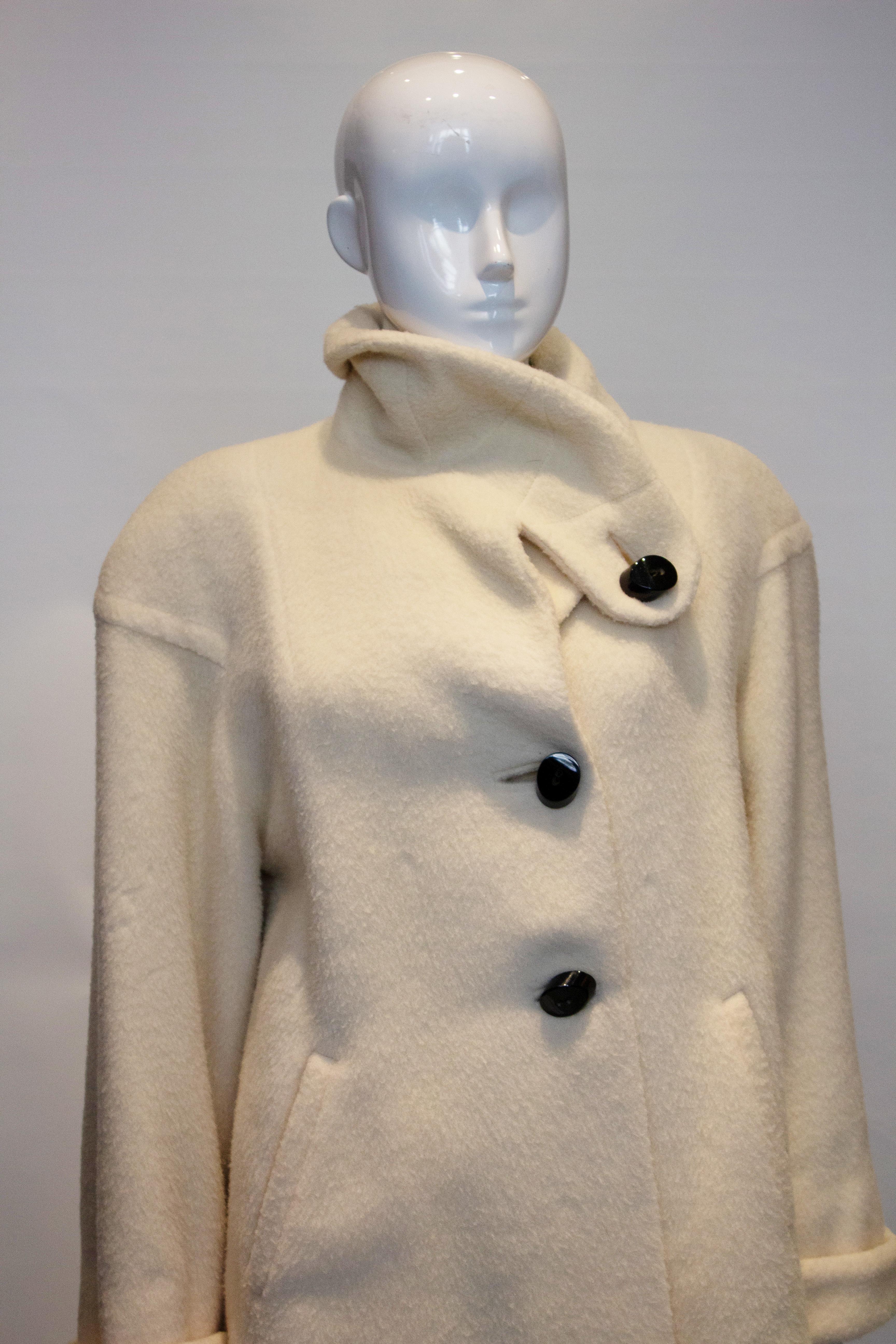 Vintage White Oversize Coat In Good Condition For Sale In London, GB