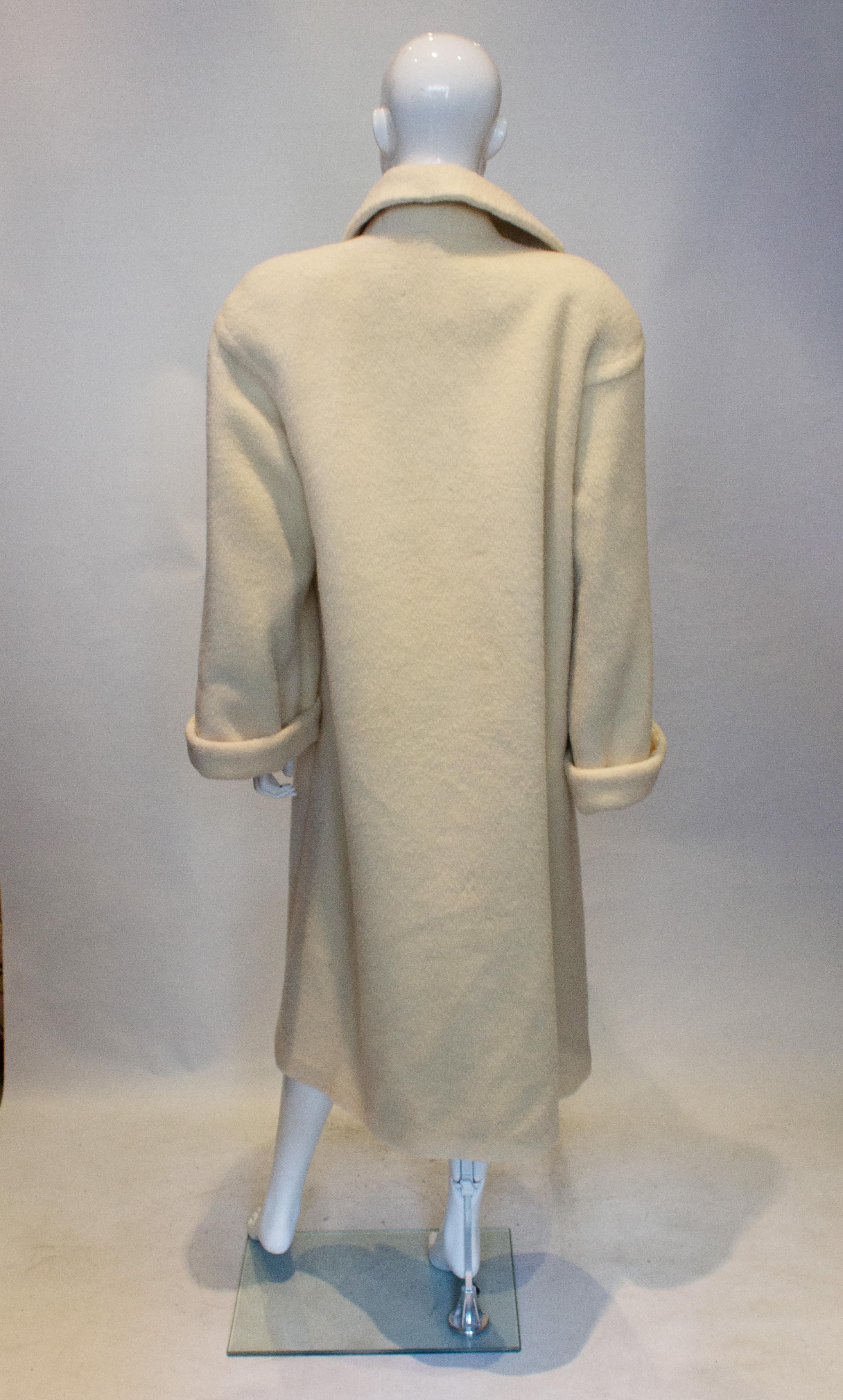 Weißer Oversize-Mantel im Vintage-Stil im Angebot 1