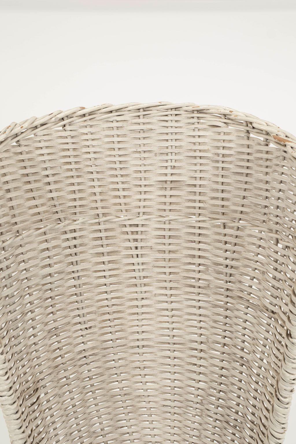 Weiß lackierter Korbstuhl mit hoher Rückenlehne im Vintage-Stil (Englisch) im Angebot