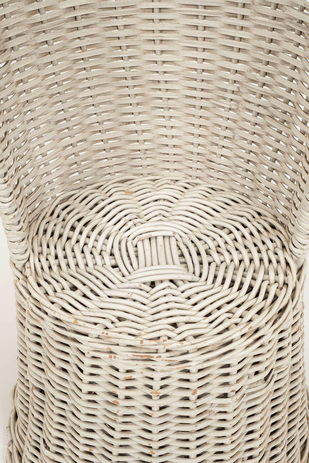 Weiß lackierter Korbstuhl mit hoher Rückenlehne im Vintage-Stil (Handgewebt) im Angebot