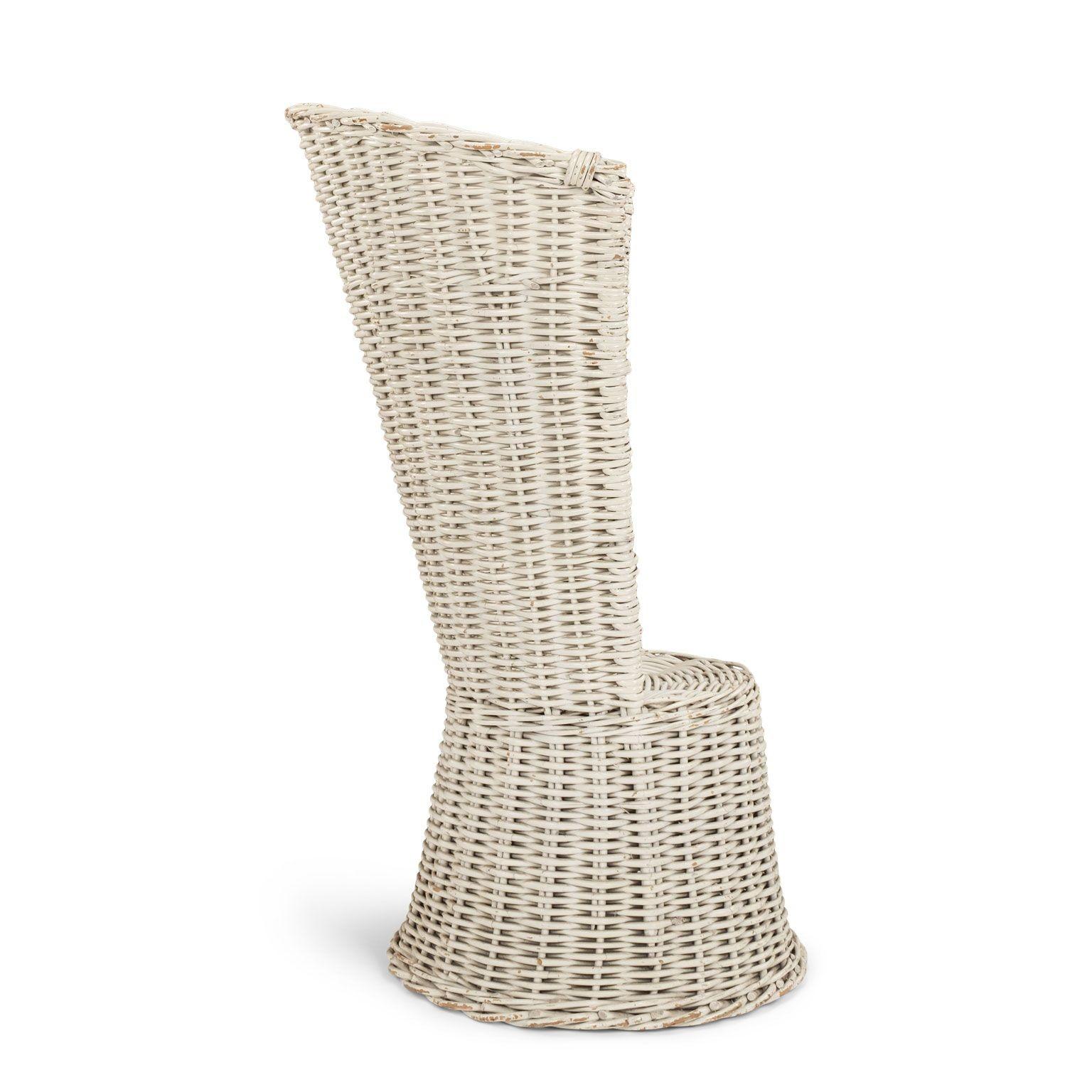Weiß lackierter Korbstuhl mit hoher Rückenlehne im Vintage-Stil (20. Jahrhundert) im Angebot