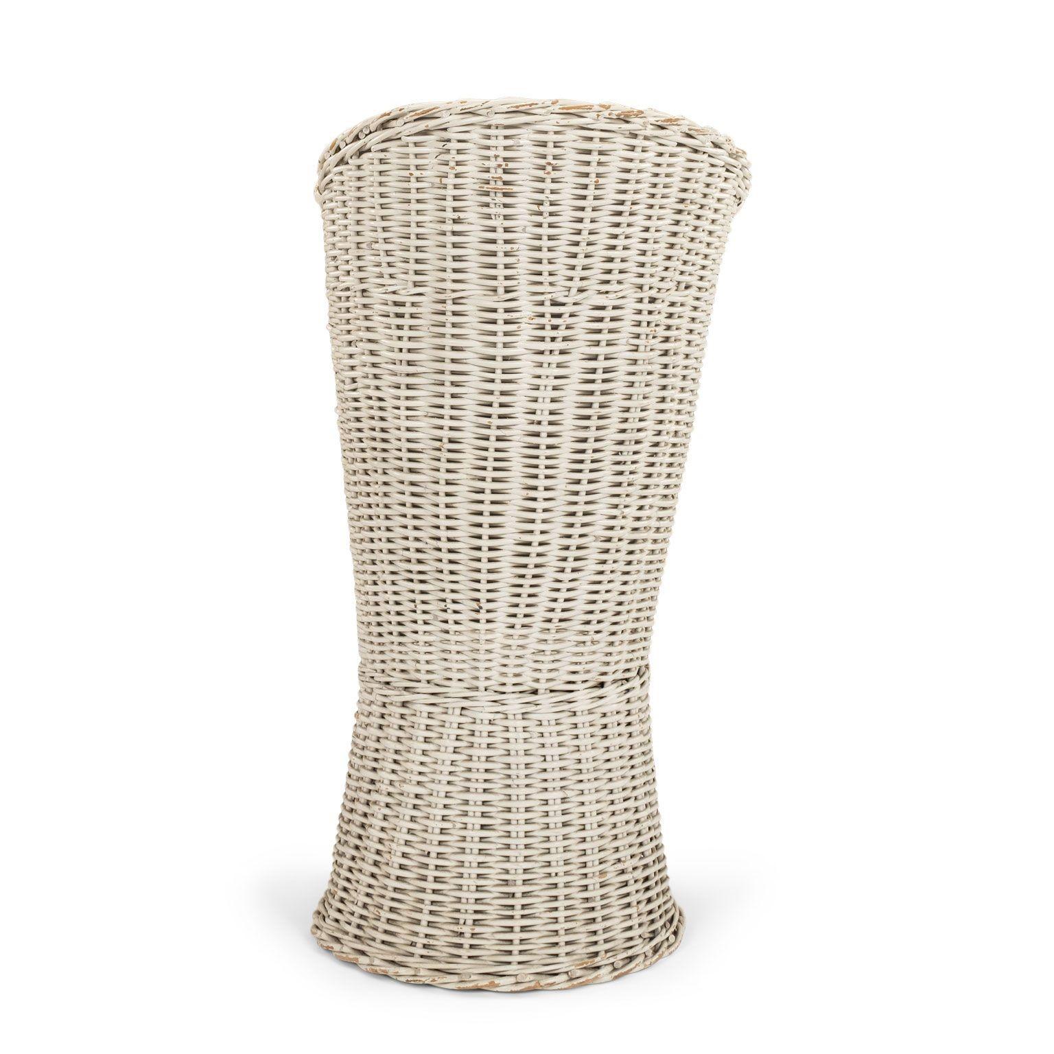 Weiß lackierter Korbstuhl mit hoher Rückenlehne im Vintage-Stil (Korbweide) im Angebot