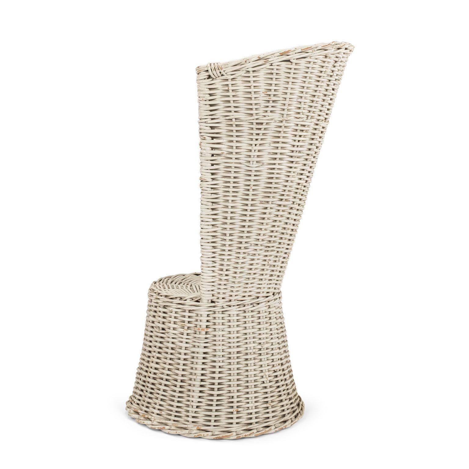 Weiß lackierter Korbstuhl mit hoher Rückenlehne im Vintage-Stil im Angebot 1