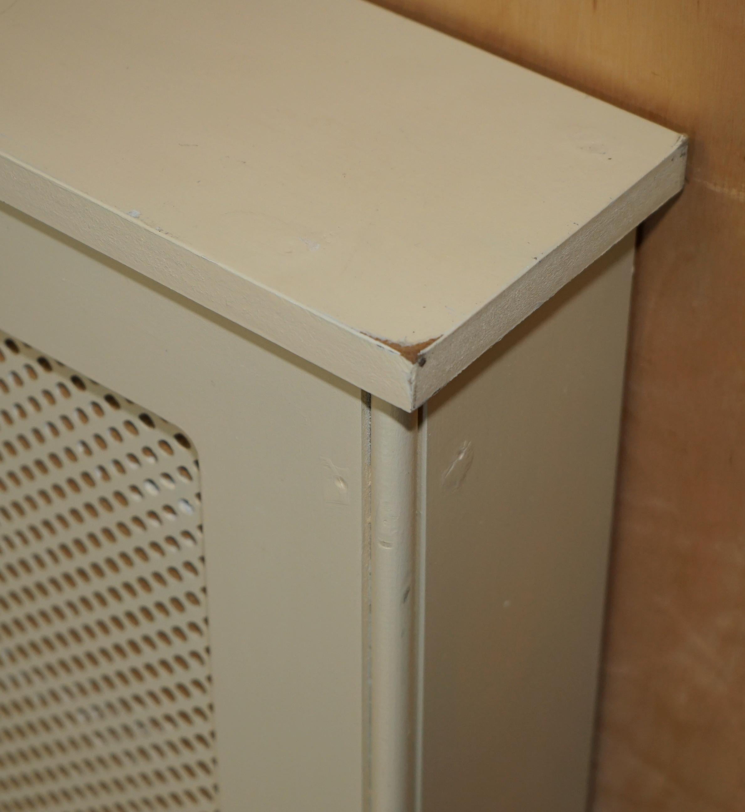 VINTAGE WHiTE LACKIERTE KÜHLERABDECKUNG DOPPELGRÖSSE BEREIT ZUM EINSATZ (20. Jahrhundert) im Angebot