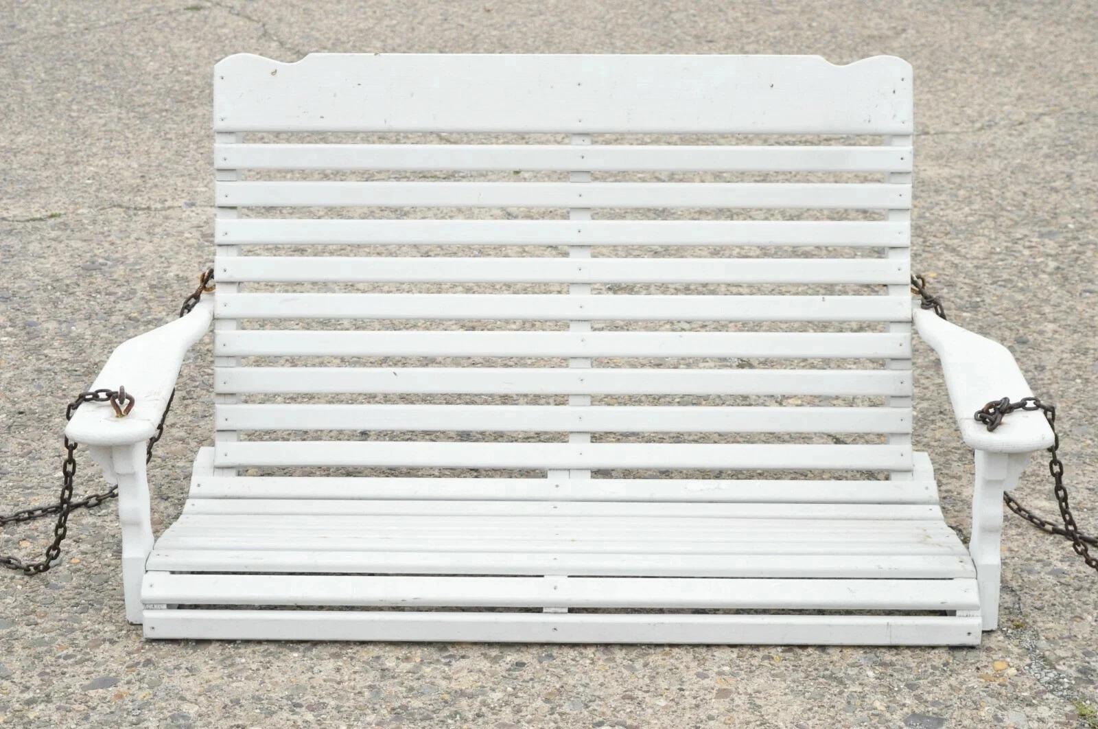 Veuillez nous envoyer un message avec votre code postal pour demander un devis plus raisonnable pour les frais d'expédition aux États-Unis.

Vintage White Painted Wooden Slat Hanging Garden Patio Bench Love Seat Swing. Cet article se caractérise par