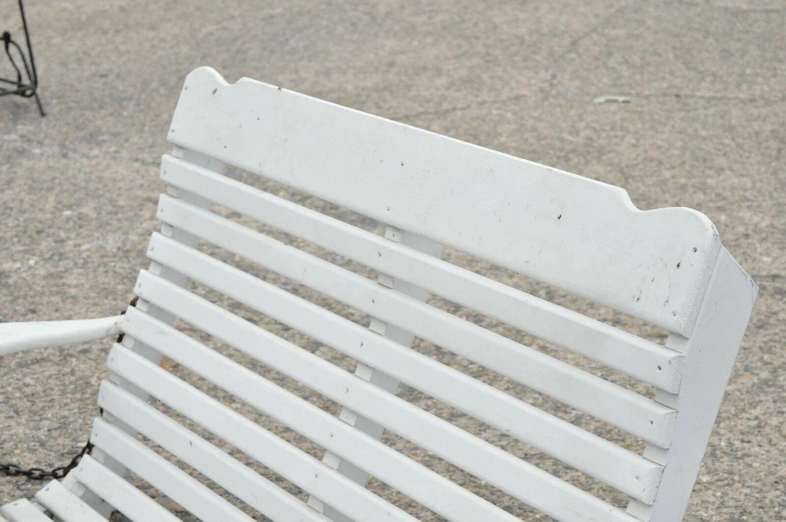Primitif Banc de jardin suspendu à lattes en bois peint en blanc Vintage Love Seat Swing en vente