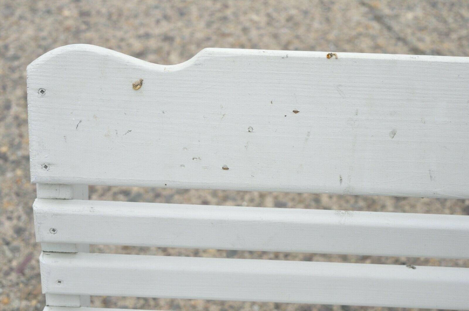 Vintage White Painted Wooden Slat Hanging Garden Patio Bench Love Seat Swing In Good Condition For Sale In Philadelphia, PA