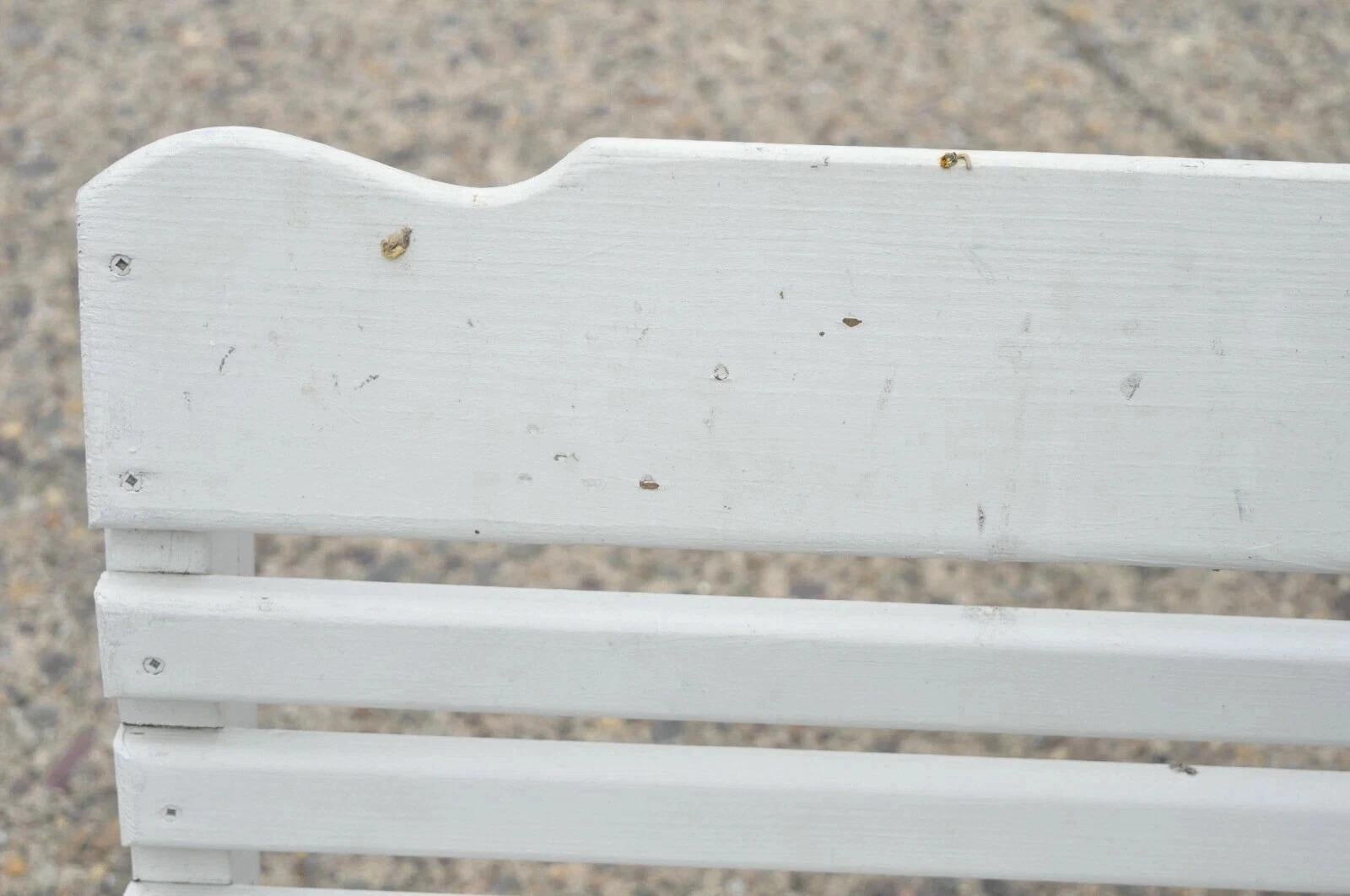 Banc de jardin suspendu à lattes en bois peint en blanc Vintage Love Seat Swing Bon état - En vente à Philadelphia, PA