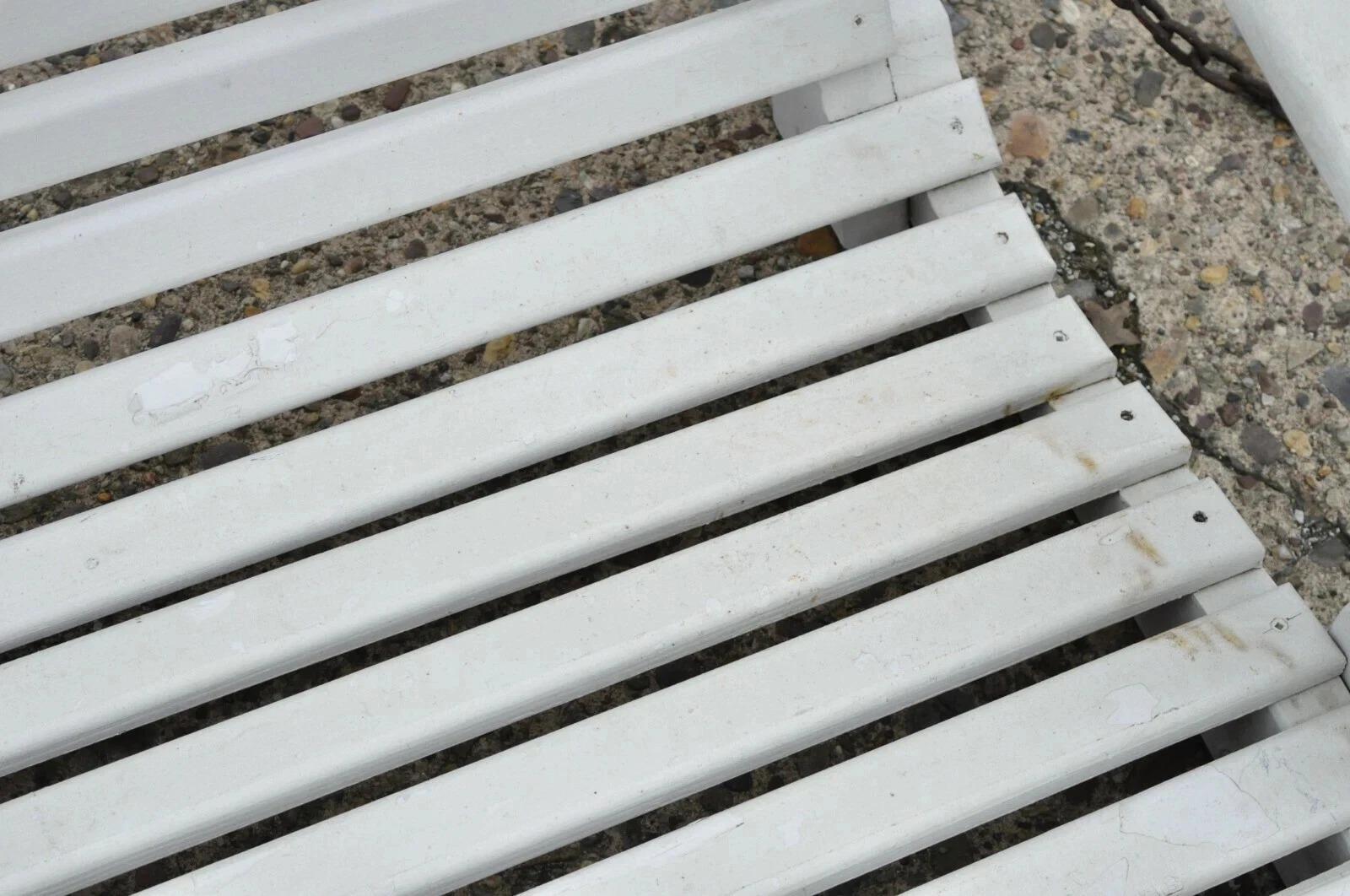 20ième siècle Banc de jardin suspendu à lattes en bois peint en blanc Vintage Love Seat Swing en vente