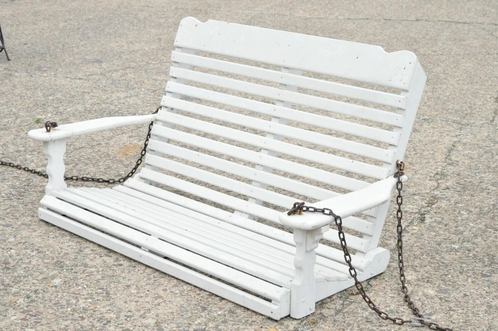 Fer Banc de jardin suspendu à lattes en bois peint en blanc Vintage Love Seat Swing en vente
