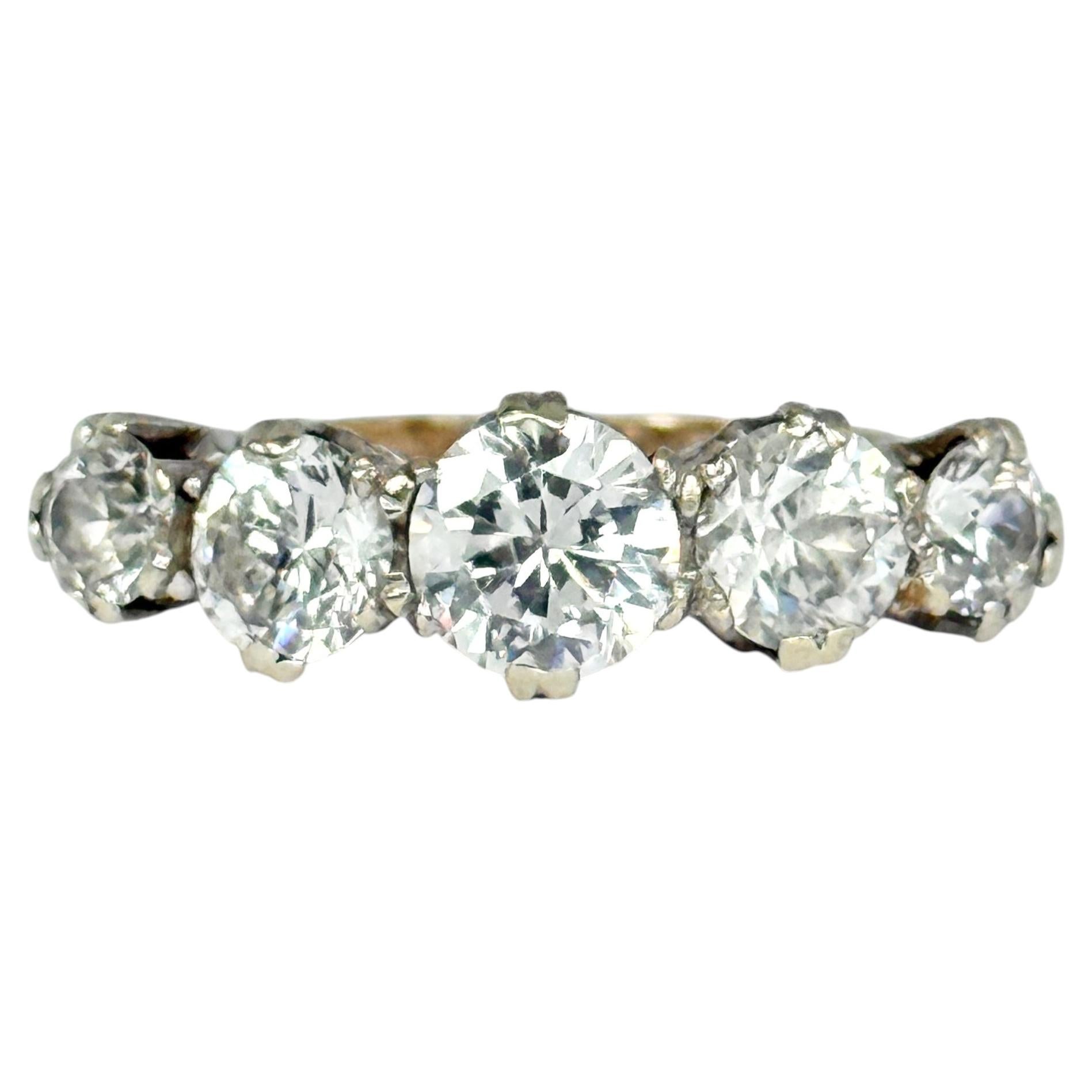 Vintage White Paste and 9 Carat Gold Five-Stone Ring (bague à cinq pierres en pâte blanche et or 9 carats)
