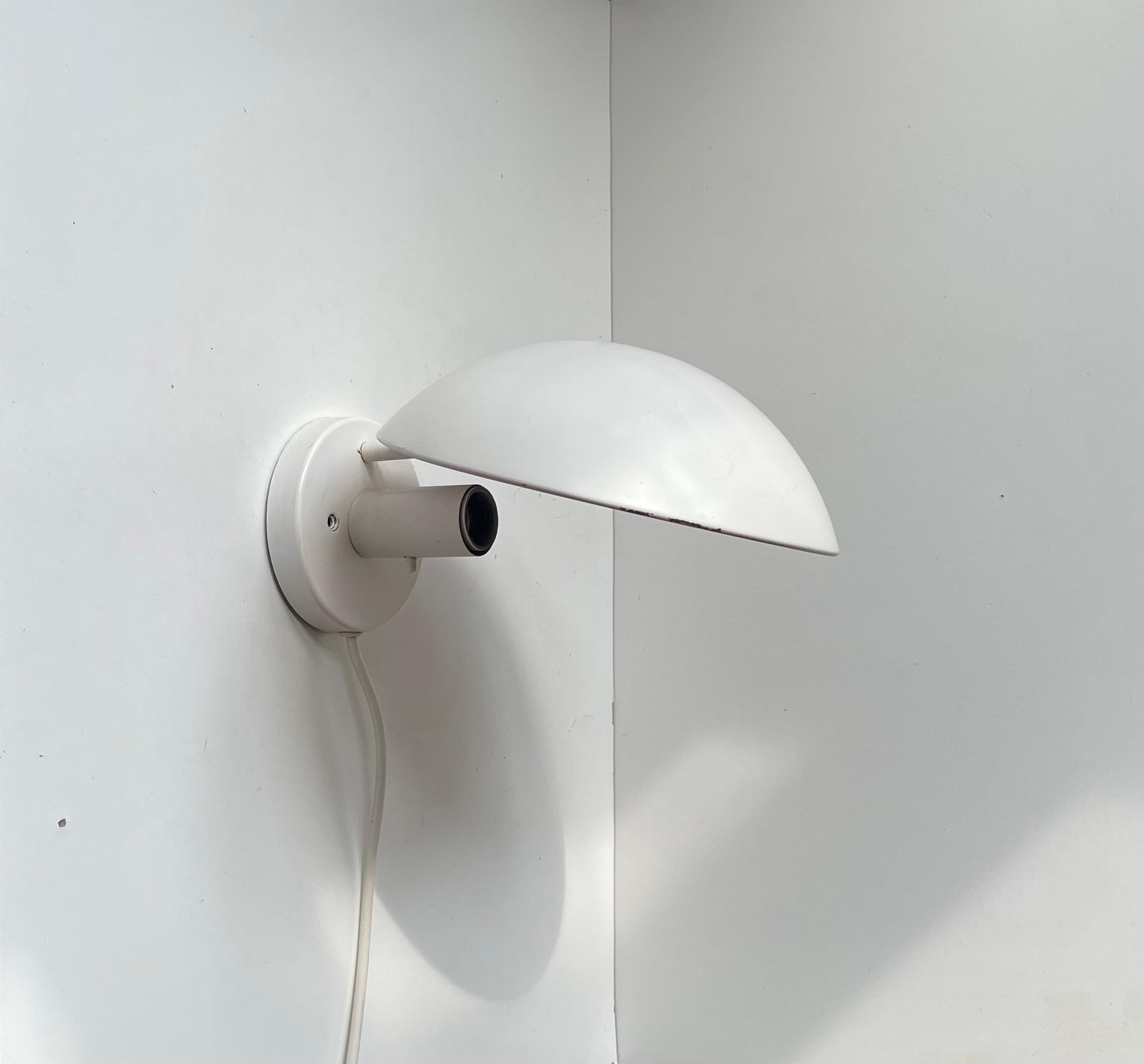 Weiße PH-Hut-Wandleuchte der 1. Serie, entworfen von Poul Henningsen in den späten 1970er Jahren und hergestellt von Louis Poulsen in Dänemark. Sie verfügt über einen winkelverstellbaren Schirm, eine originale rosa Lackierung und einen