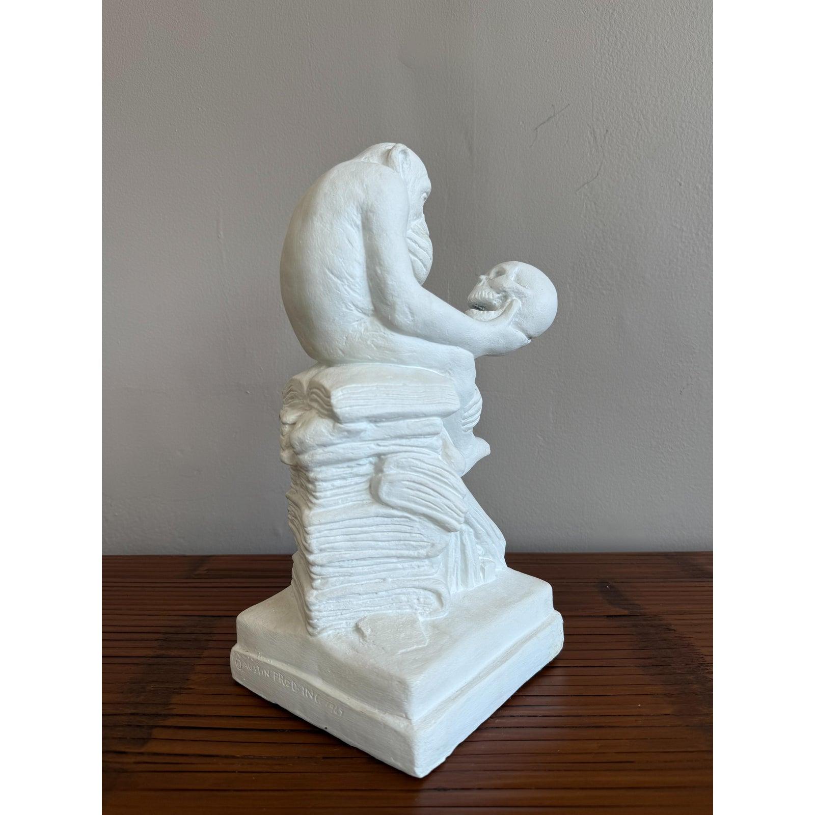 Americano Statua di scimmia filosofa in gesso bianco vintage in vendita