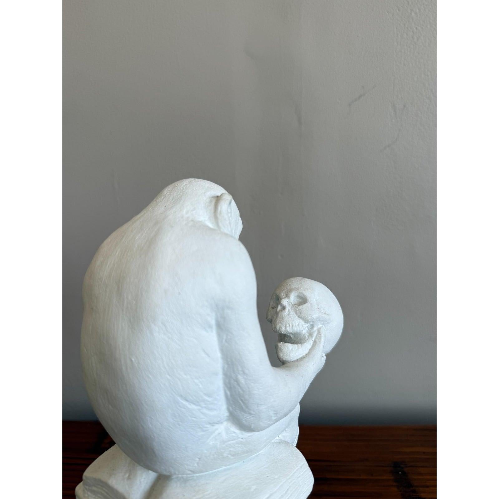 XX secolo Statua di scimmia filosofa in gesso bianco vintage in vendita