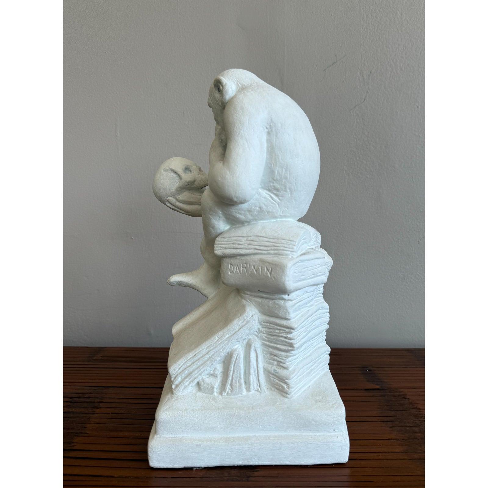 Intonaco Statua di scimmia filosofa in gesso bianco vintage in vendita