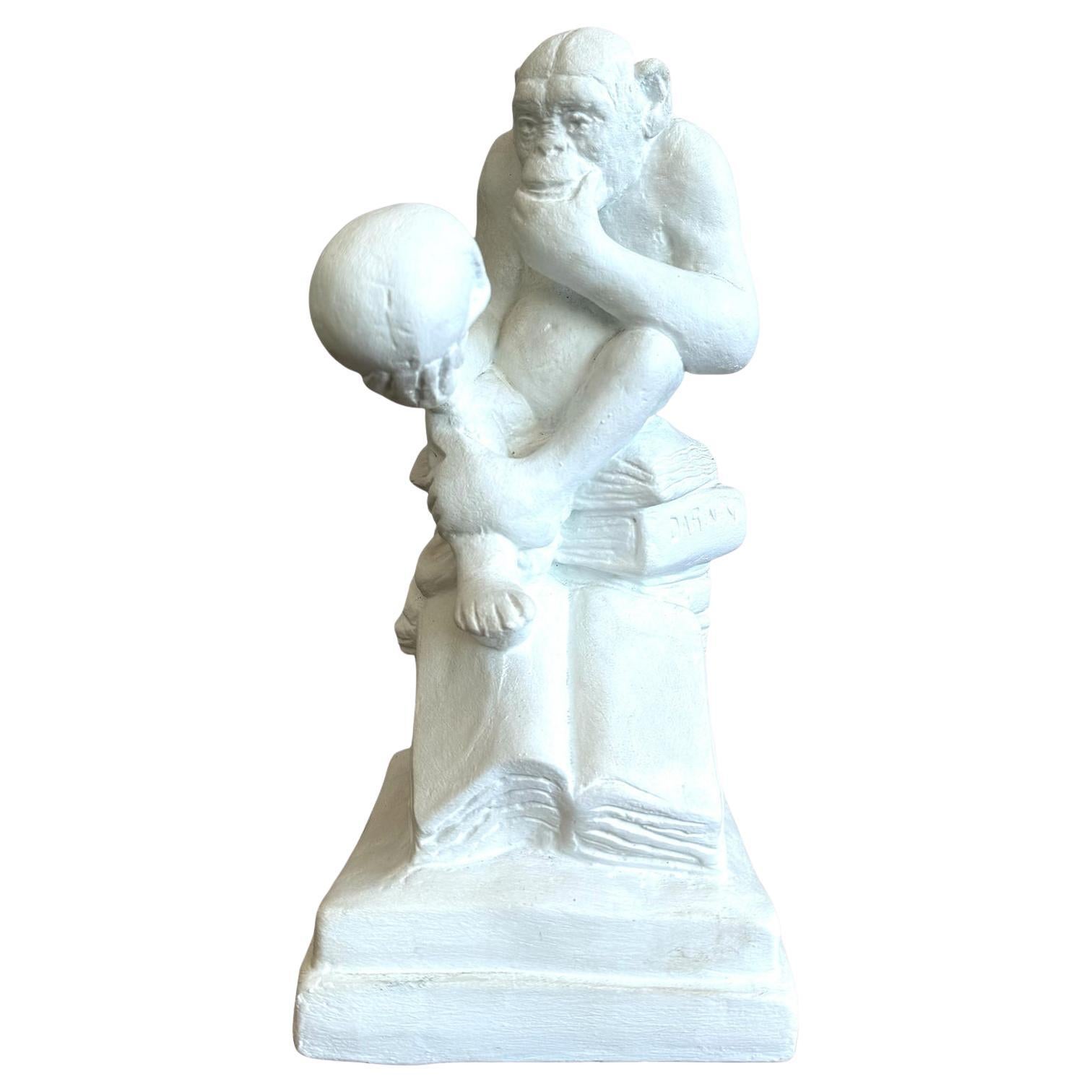 Statua di scimmia filosofa in gesso bianco vintage in vendita