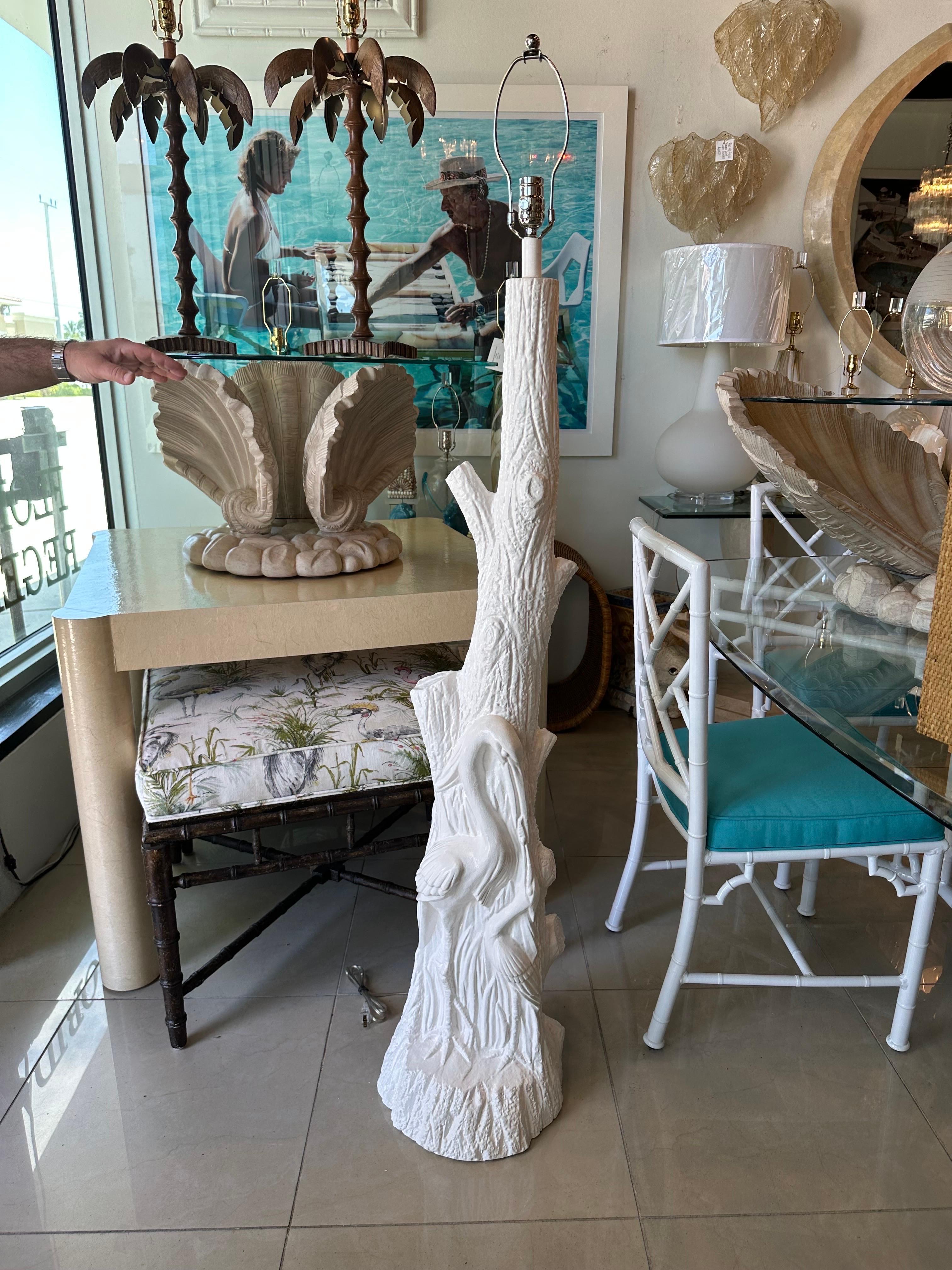 Lampadaire vintage en plâtre blanc Palm Beach Heron Bird Faux Bois, nouvellement câblé en vente 4