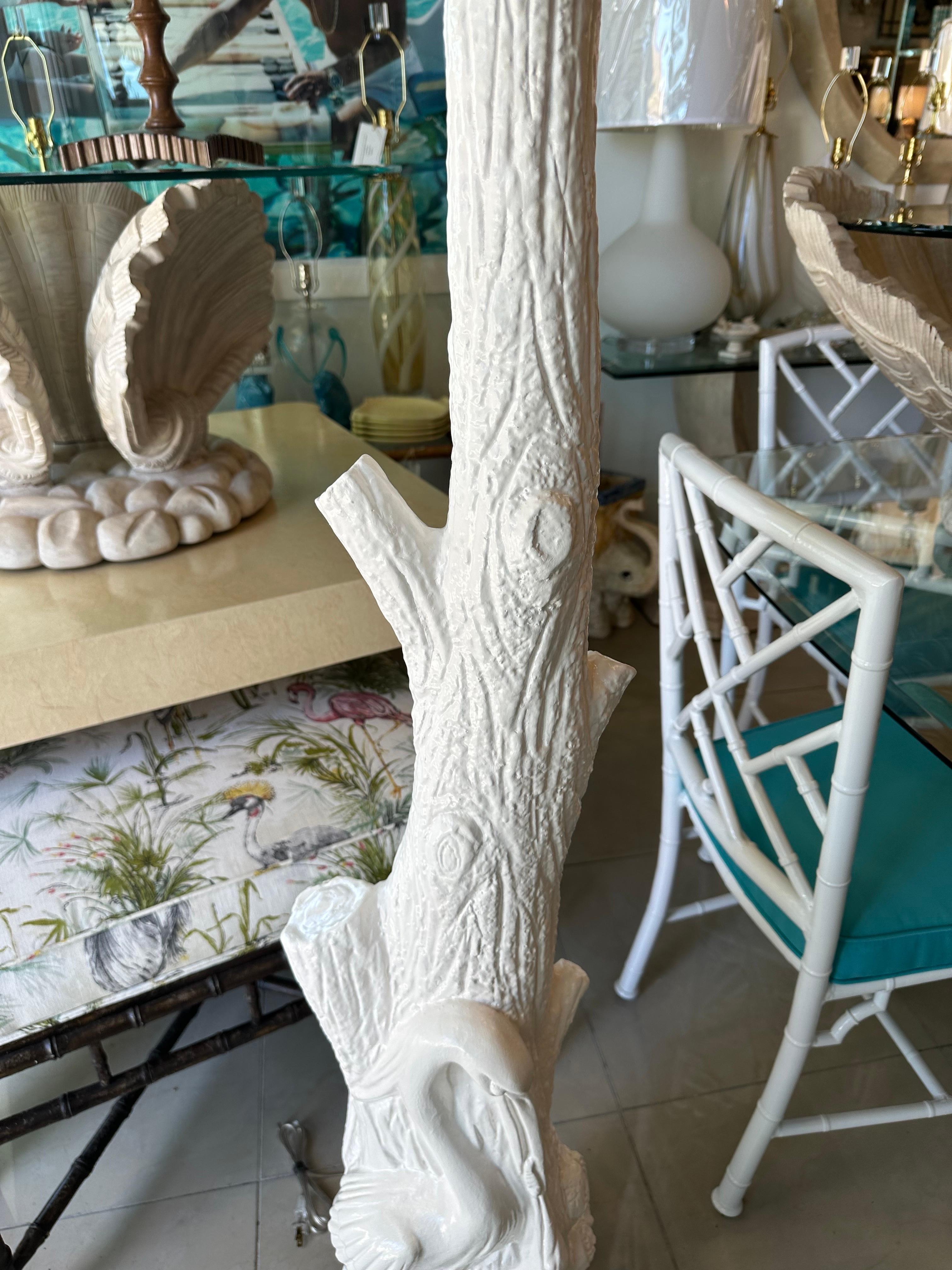 Lampadaire vintage en plâtre blanc Palm Beach Heron Bird Faux Bois, nouvellement câblé Bon état - En vente à West Palm Beach, FL