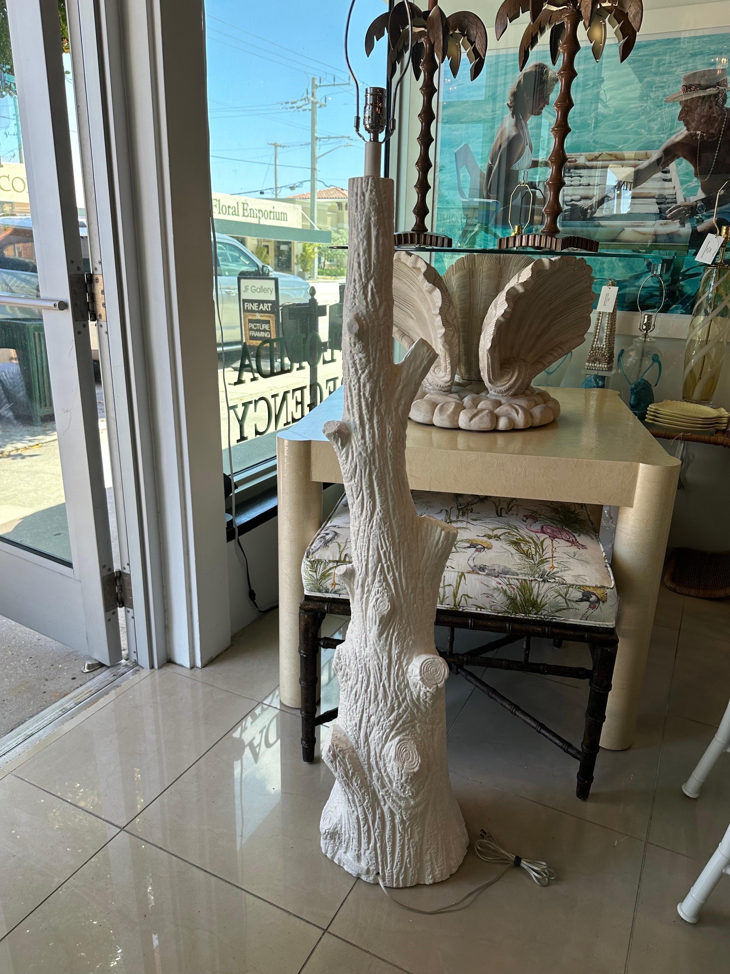 Lampadaire vintage en plâtre blanc Palm Beach Heron Bird Faux Bois, nouvellement câblé en vente 1