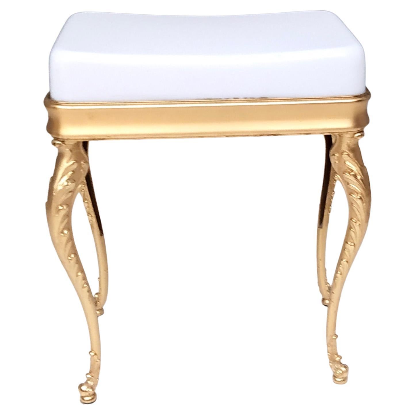Made in Italy, anni '50.
Questo pouf presenta una seduta in materiale plastico bianco e gambe in ottone dorato. 
Può presentare lievi tracce d'uso, come le leggere tracce di ossidazione sull'ottone che non sono state rimosse per non danneggiare la