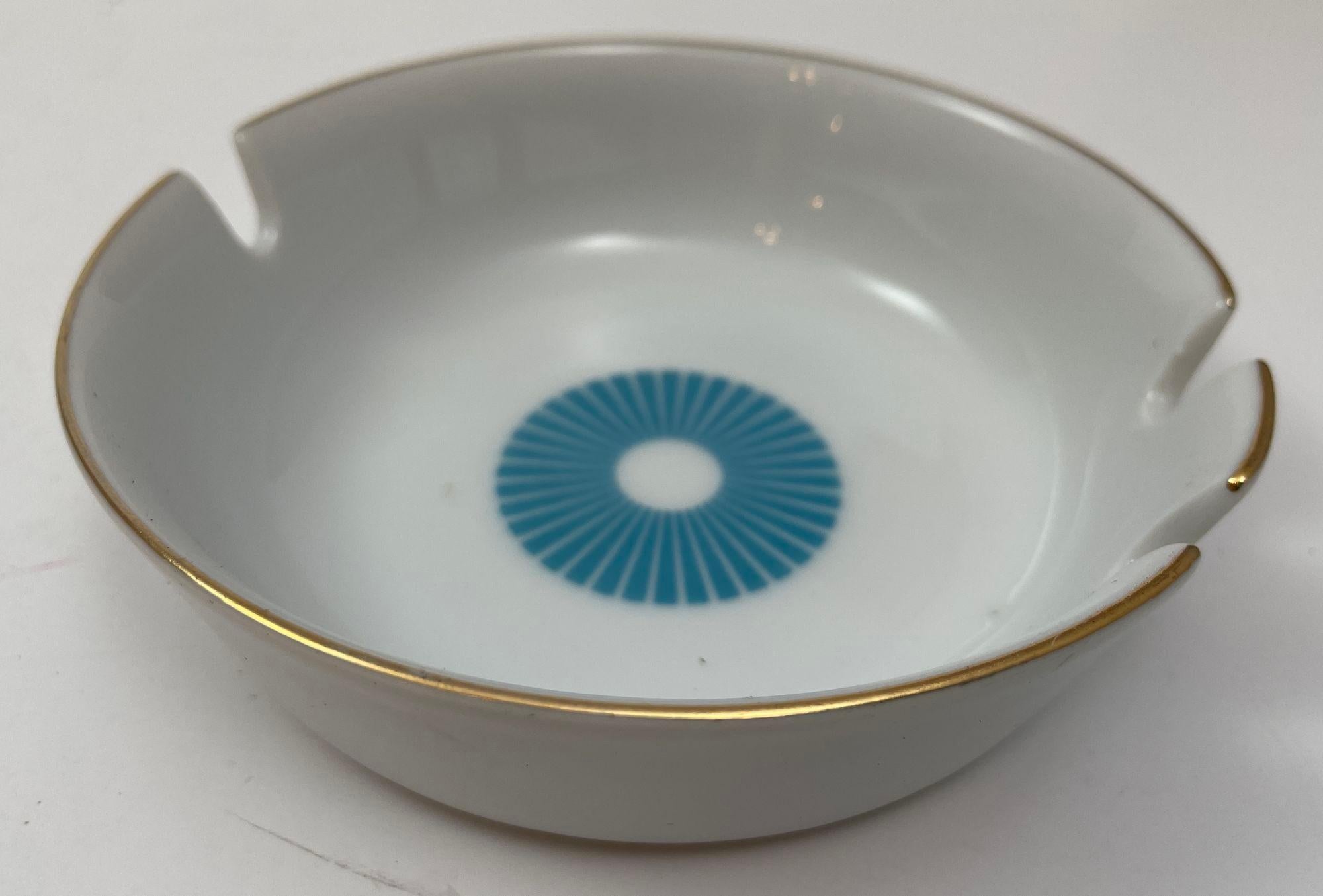 Posacenere d'epoca in porcellana bianca con bordo dorato e design blu 1960.
Ottime condizioni.
Nessun segno distintivo.
Circa anni '60.
Dimensioni: 4,5