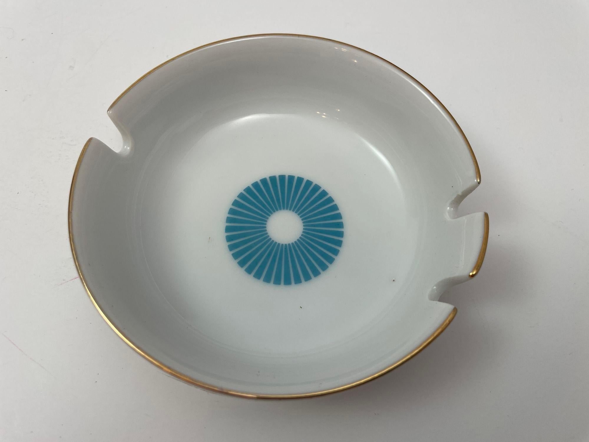 Mid-Century moderno Posacenere d'epoca in porcellana bianca con bordo dorato e design blu 1960s in vendita