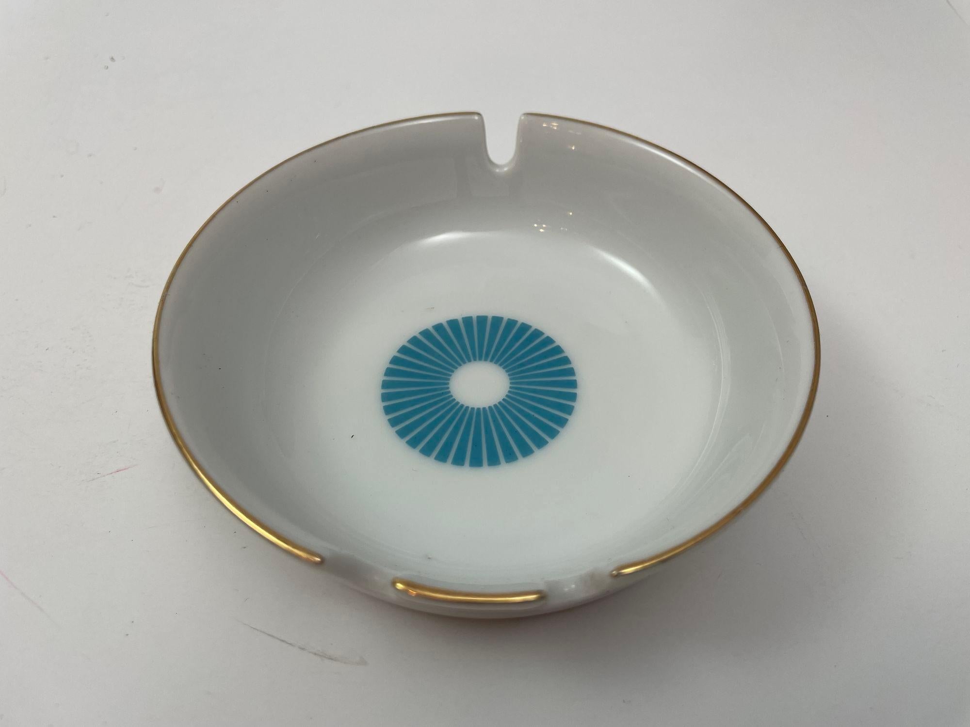 Americano Posacenere d'epoca in porcellana bianca con bordo dorato e design blu 1960s in vendita
