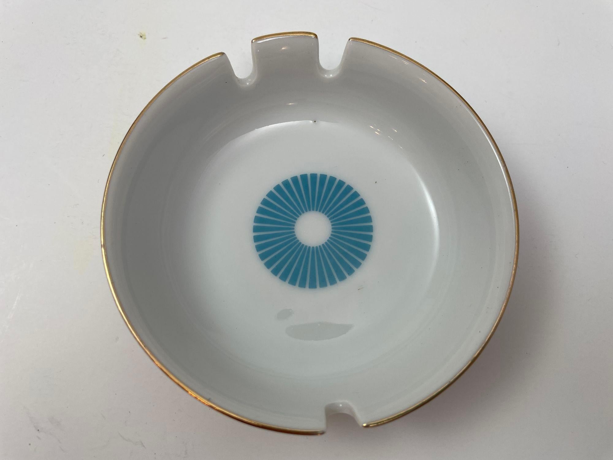 XX secolo Posacenere d'epoca in porcellana bianca con bordo dorato e design blu 1960s in vendita