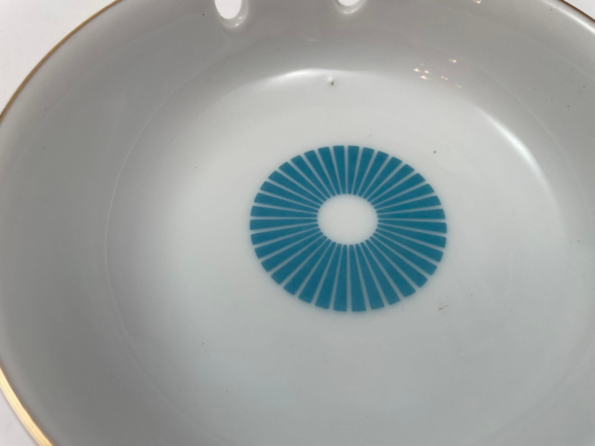 Porcellana Posacenere d'epoca in porcellana bianca con bordo dorato e design blu 1960s in vendita
