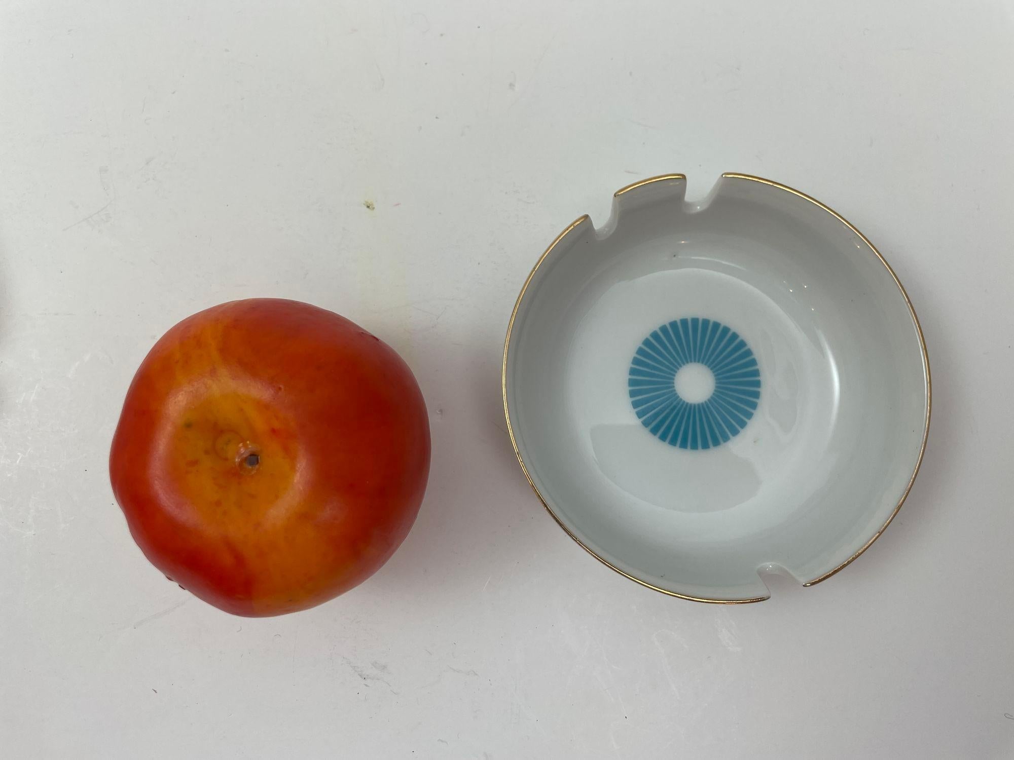 Posacenere d'epoca in porcellana bianca con bordo dorato e design blu 1960s in vendita 1