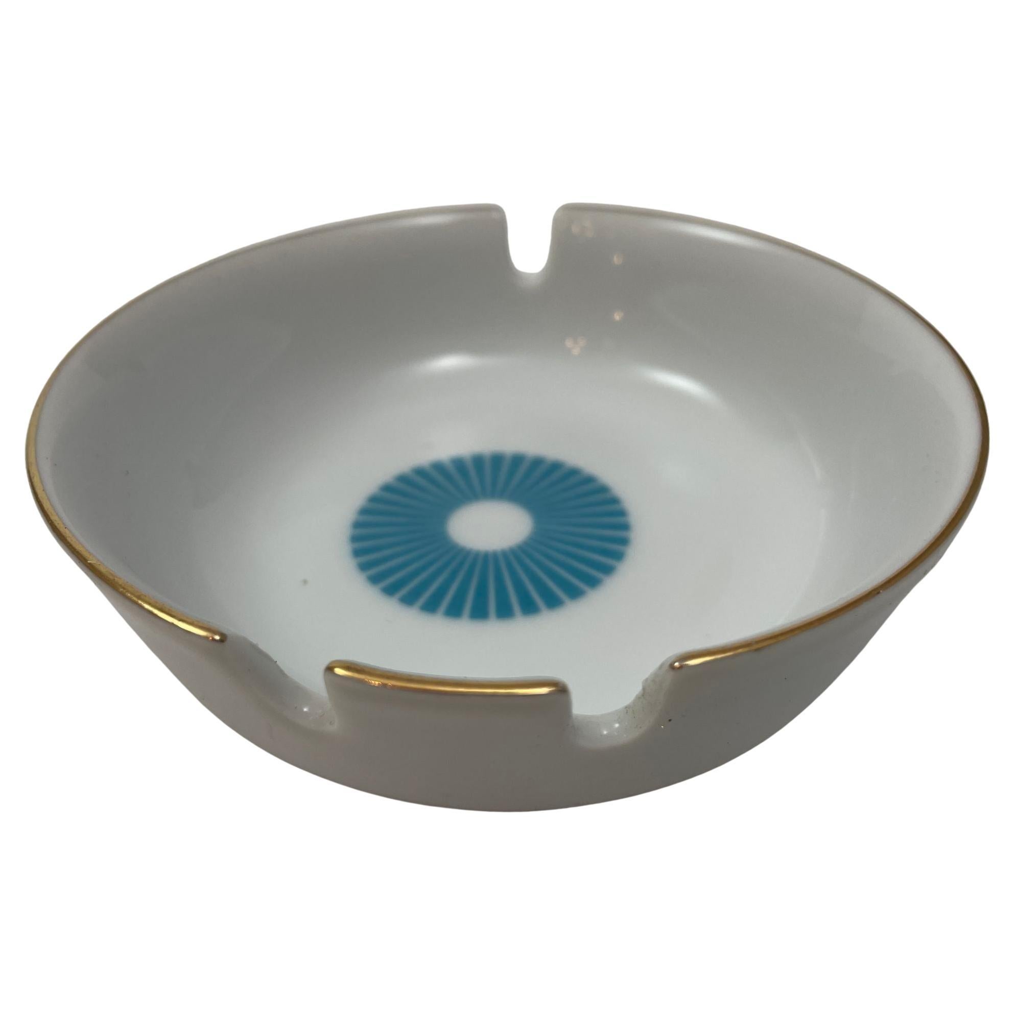 Aschenbecher aus weißem Porzellan mit Goldrand und blauem Design 1960er Jahre