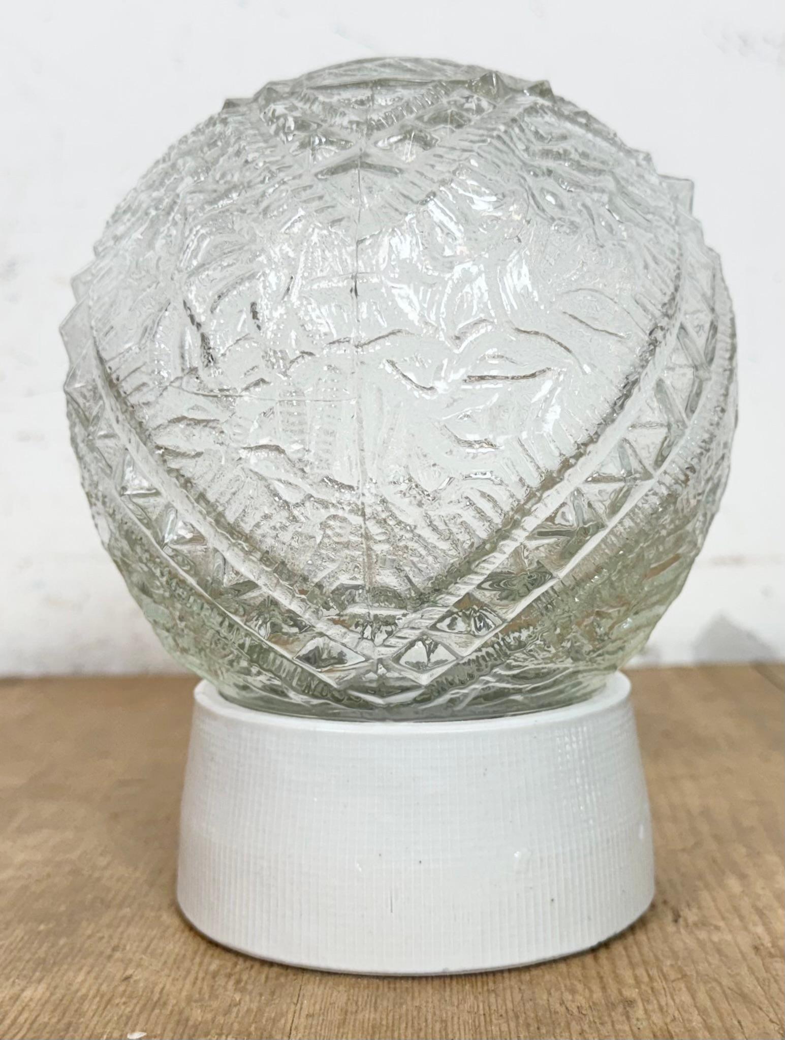 Lámpara de techo vintage de porcelana blanca, años 70 Industrial en venta