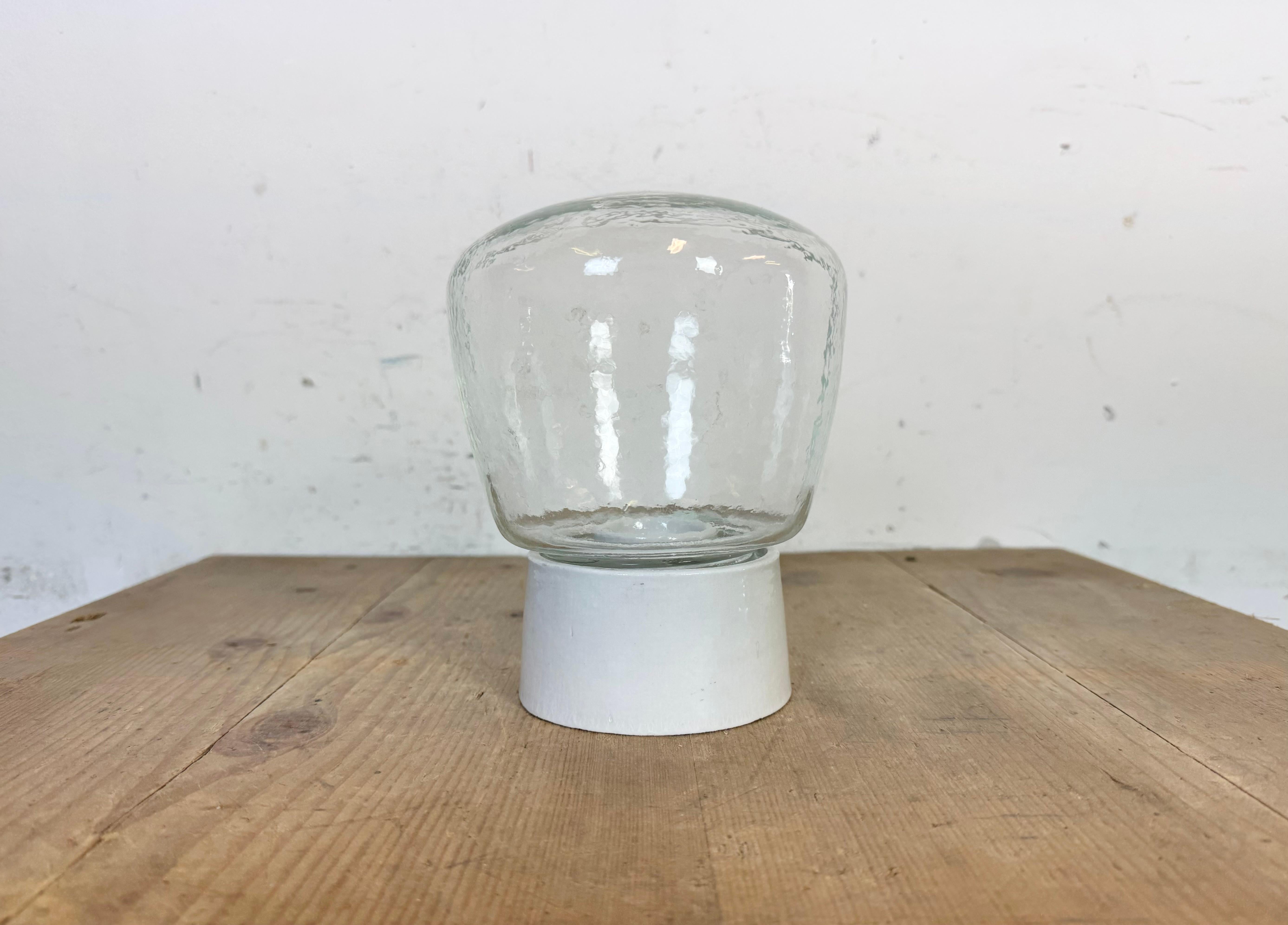 Plafonnier vintage en porcelaine blanche, années 1970 Bon état - En vente à Kojetice, CZ