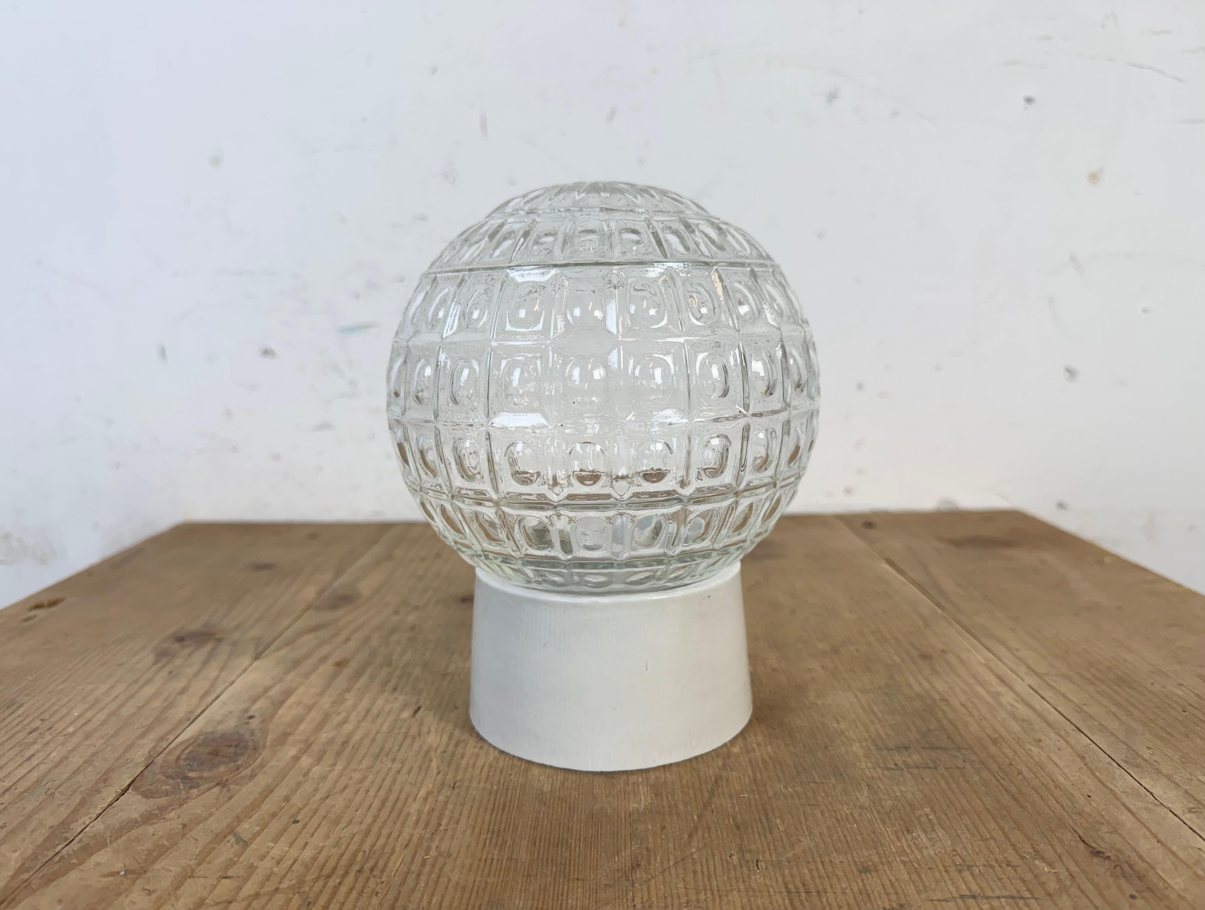 Plafonnier vintage en porcelaine blanche, années 1970 Bon état - En vente à Kojetice, CZ