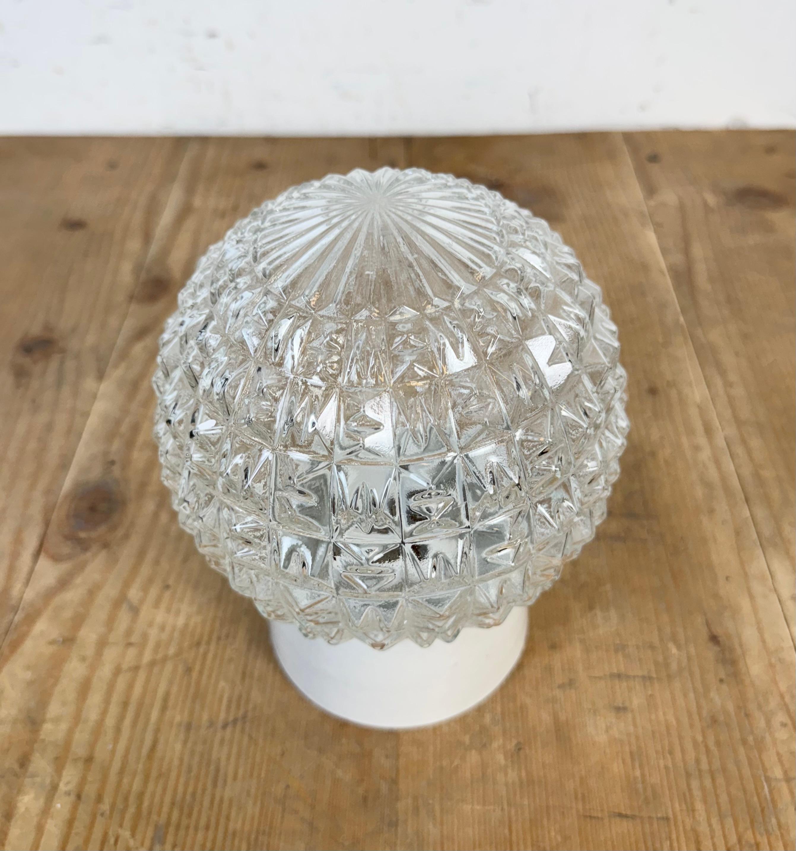 Plafonnier vintage en porcelaine blanche, années 1970 Bon état - En vente à Kojetice, CZ