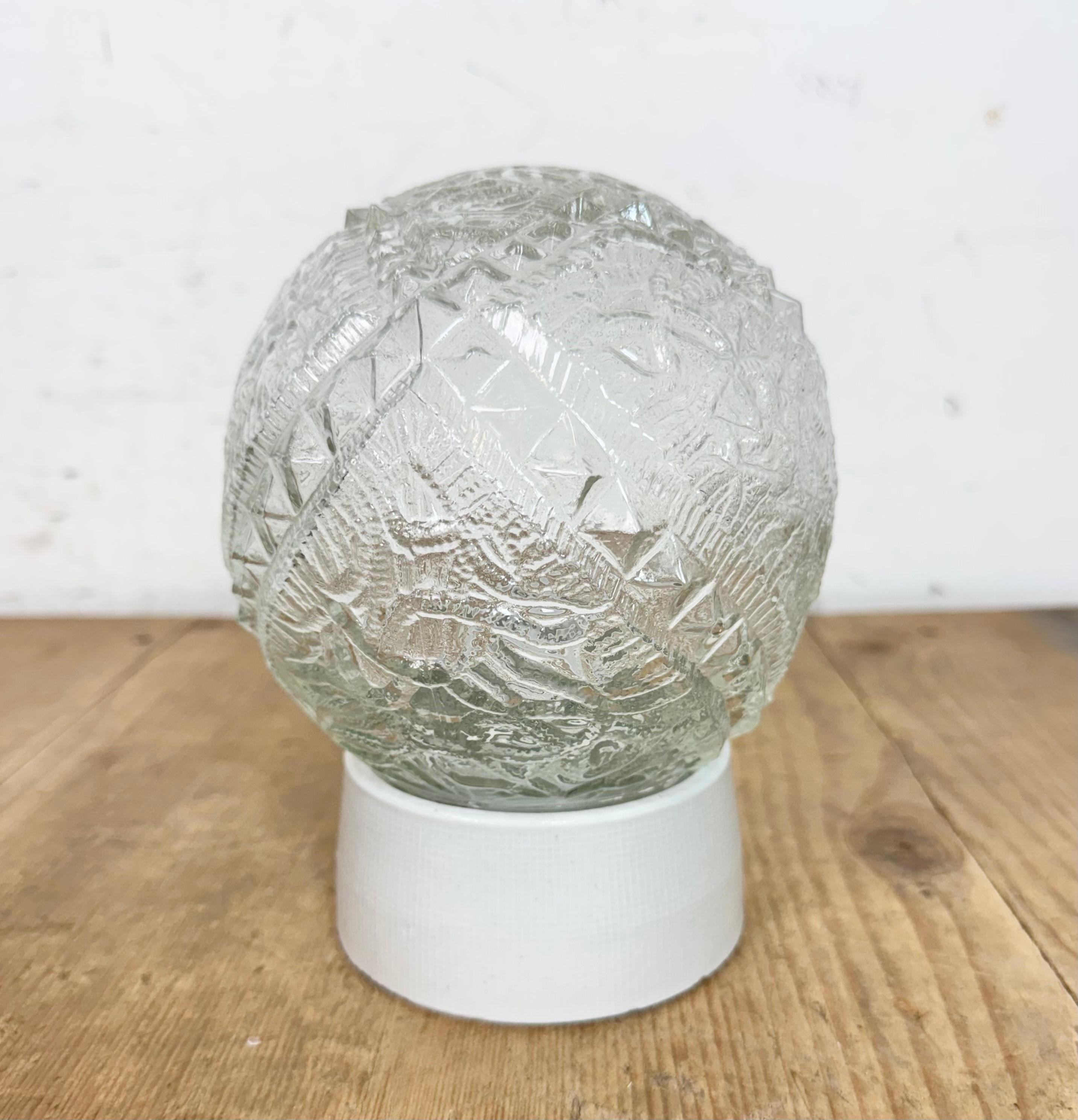Lámpara de techo vintage de porcelana blanca, años 70 en Bueno estado para la venta en Kojetice, CZ