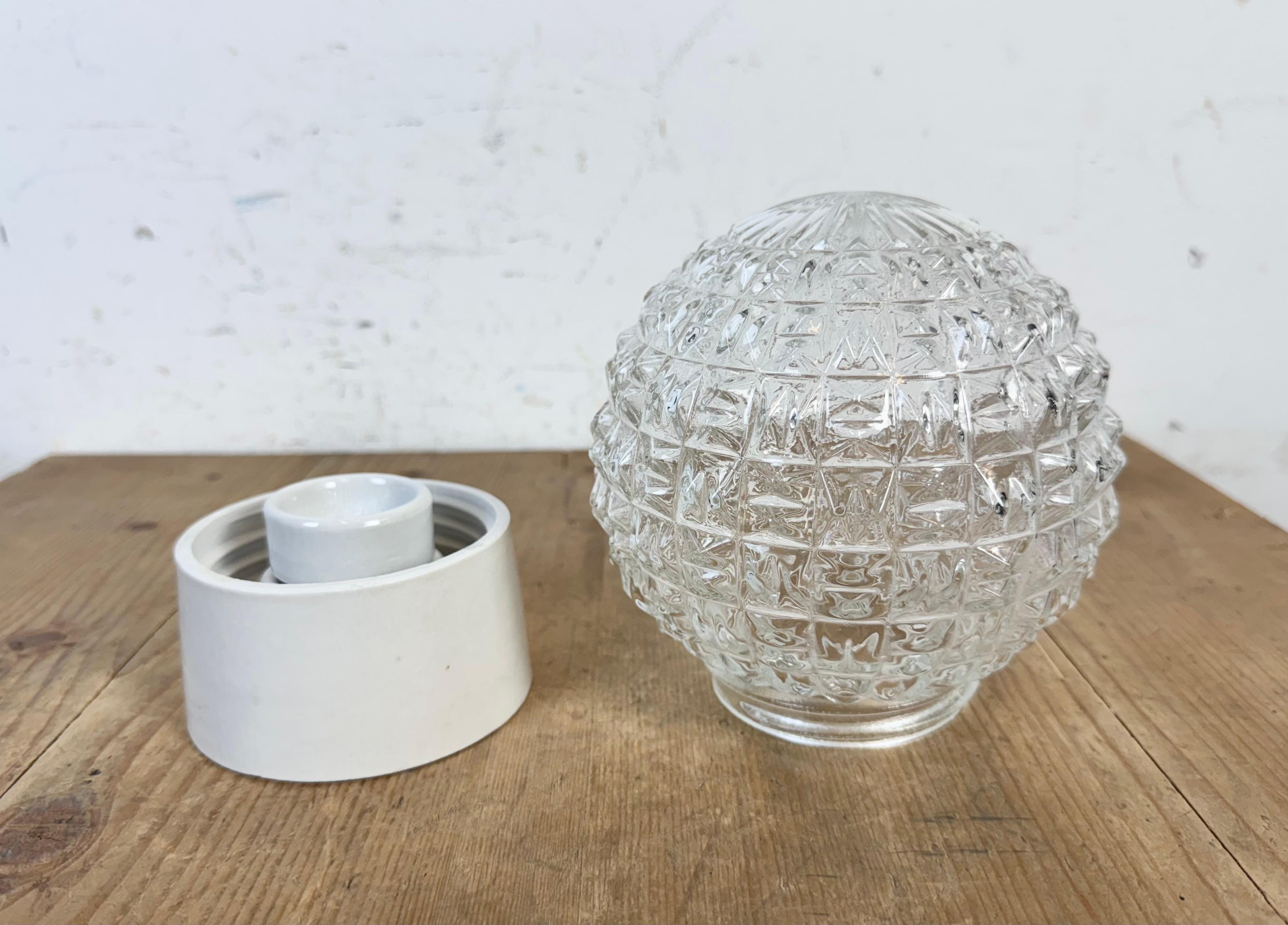 Fin du 20e siècle Plafonnier vintage en porcelaine blanche, années 1970 en vente