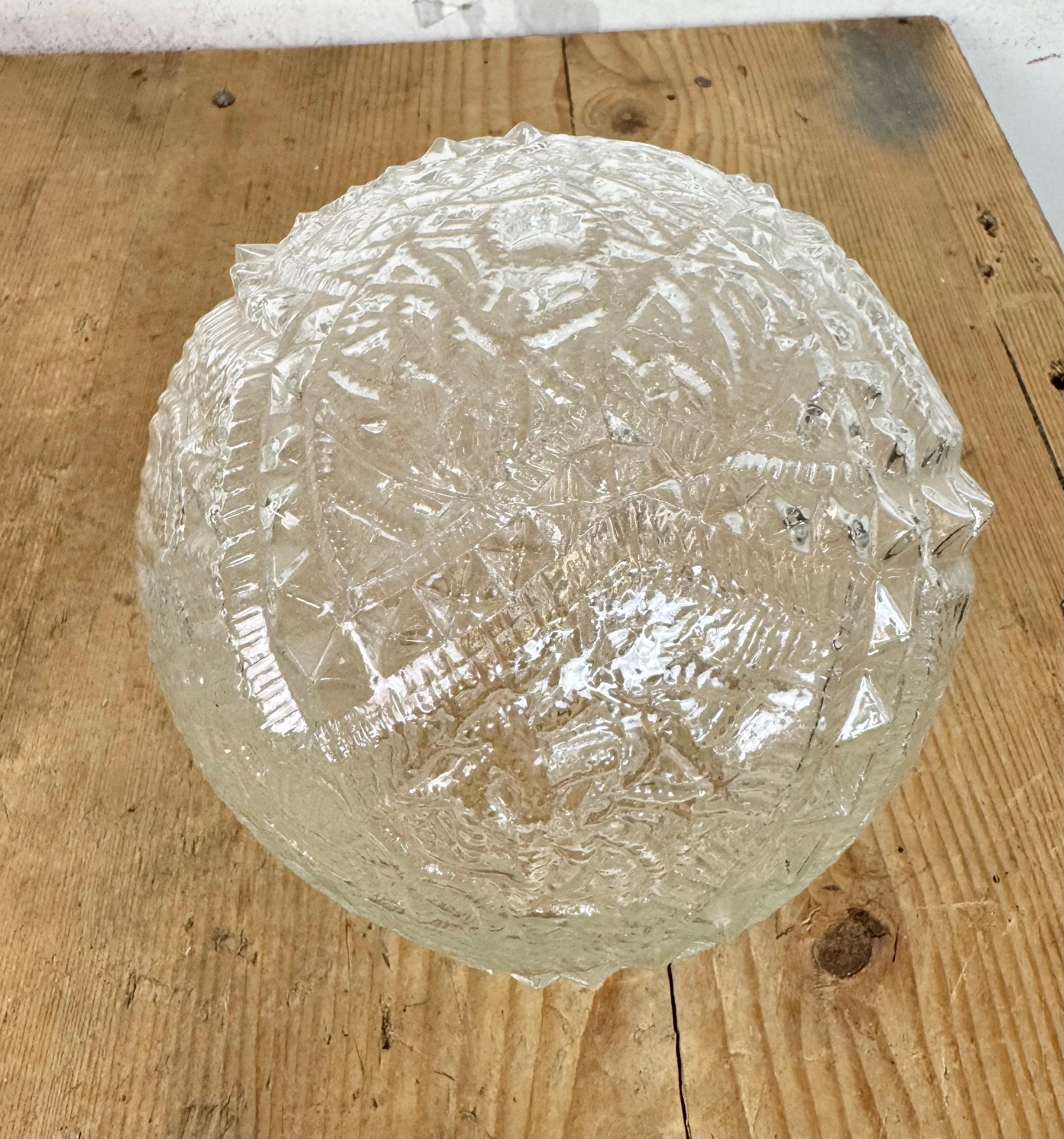 Lámpara de techo vintage de porcelana blanca, años 70 en venta 1