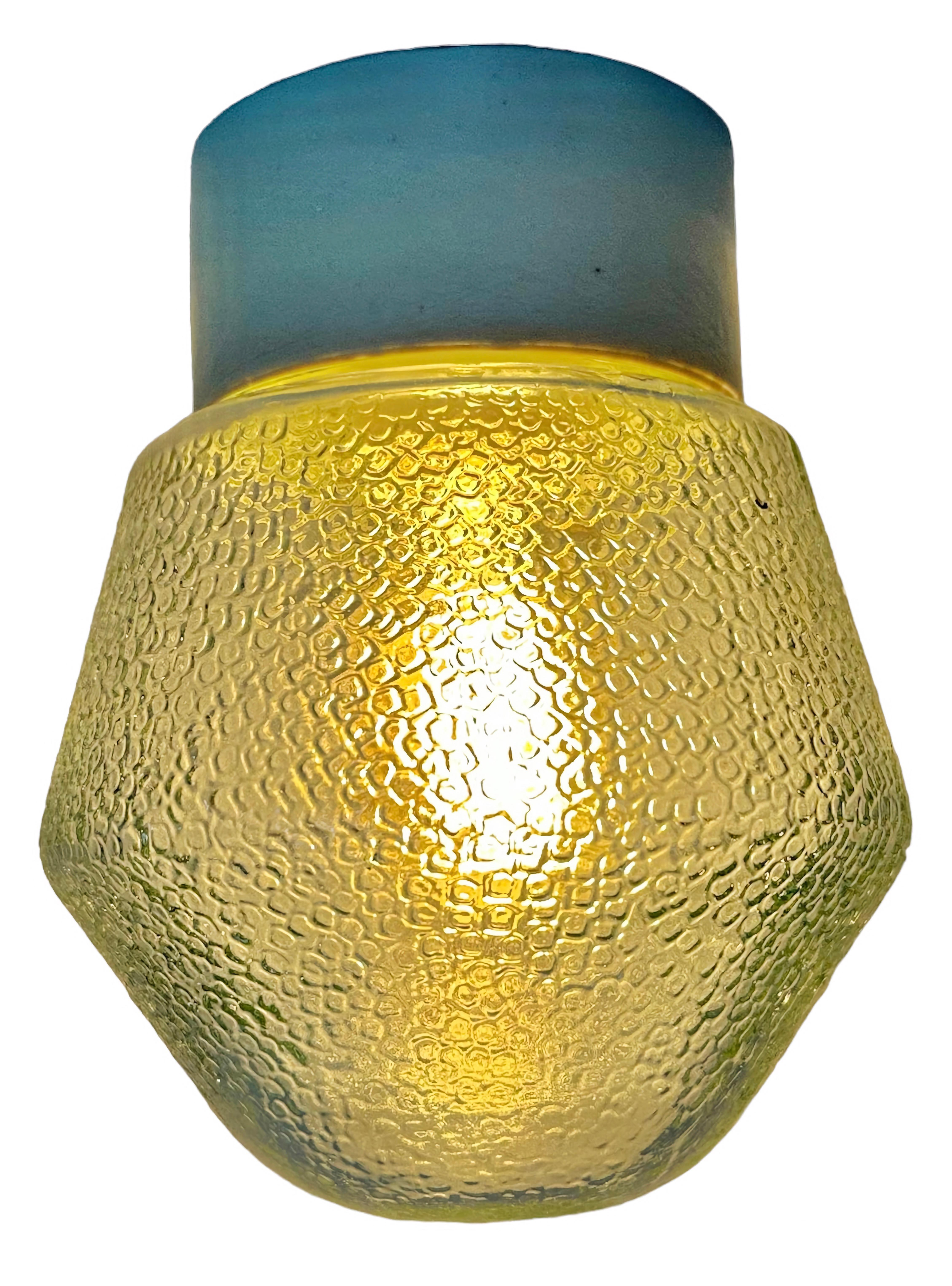 Lampe industrielle vintage fabriquée en Pologne dans les années 1970. Whiting se caractérise par une fixation au plafond en porcelaine blanche et un couvercle en verre dépoli. La douille est compatible avec les ampoules E27/E 26. Un nouveau fil. Le