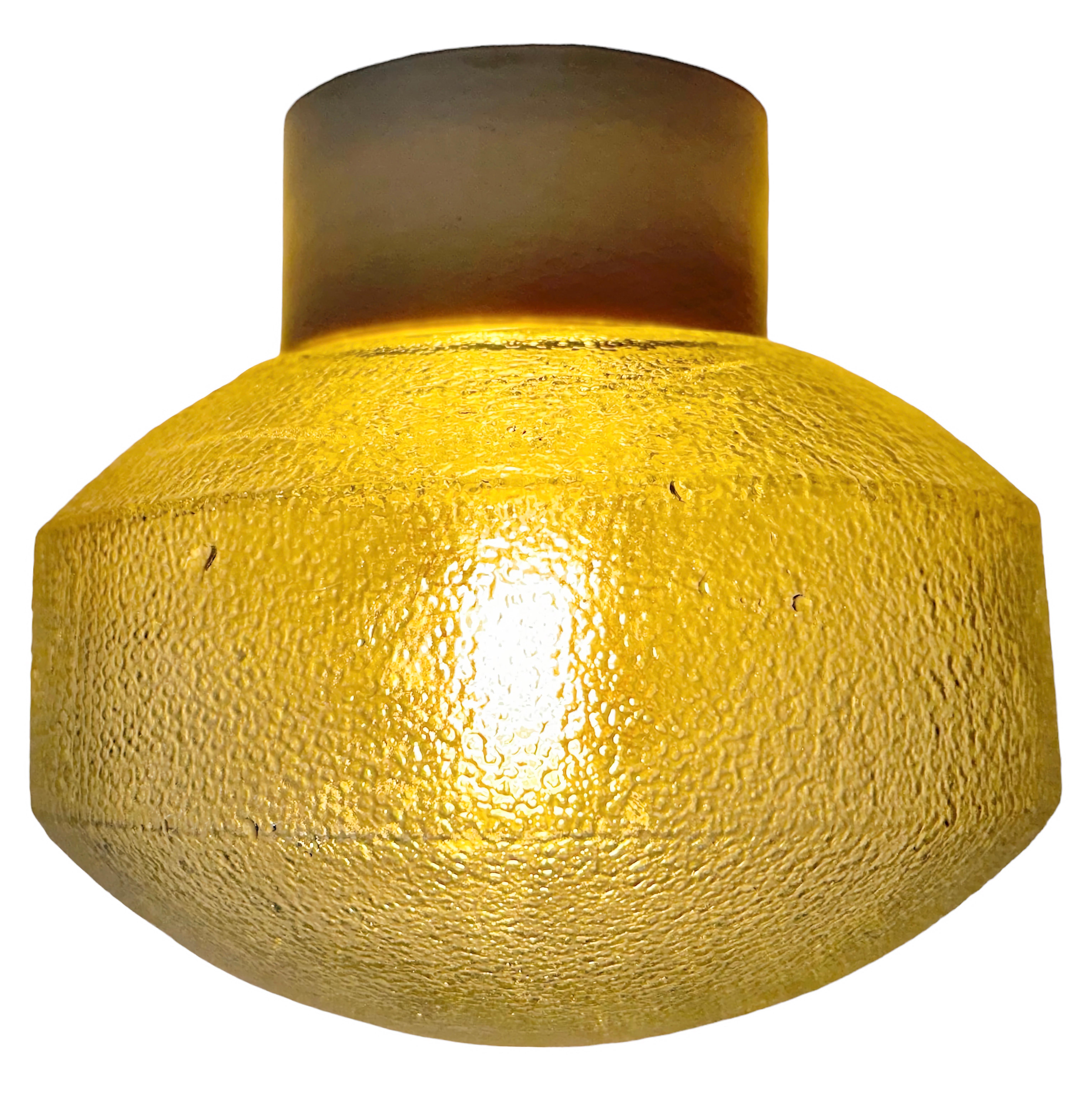Lampe industrielle vintage fabriquée en Pologne dans les années 1970. Elle est dotée d'une fixation au plafond en porcelaine blanche et d'un couvercle en verre dépoli. La douille est compatible avec les ampoules E27/E 26. Un nouveau fil. Le poids de
