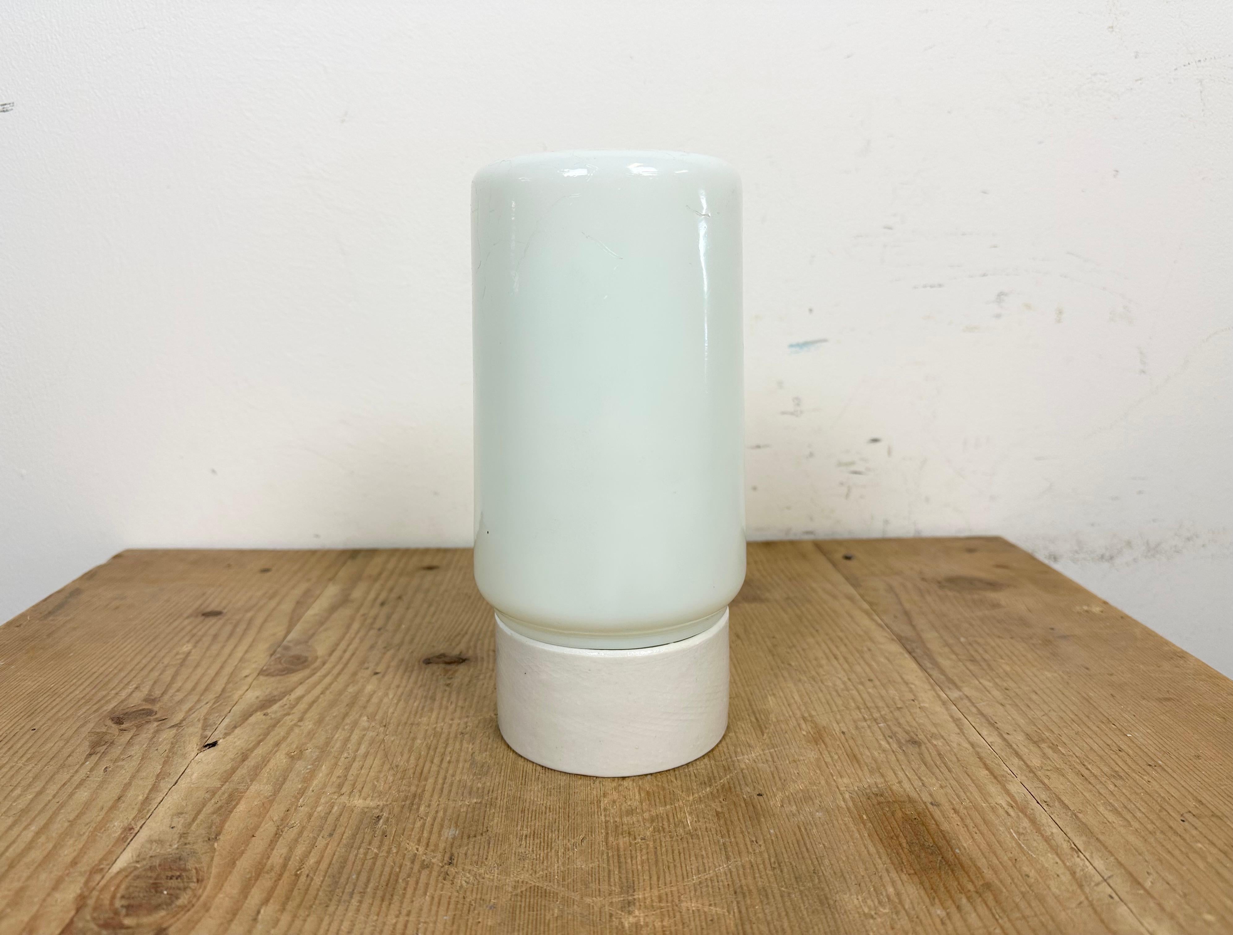 Industriel Plafonnier vintage en porcelaine blanche avec verre dépoli, années 1970 en vente